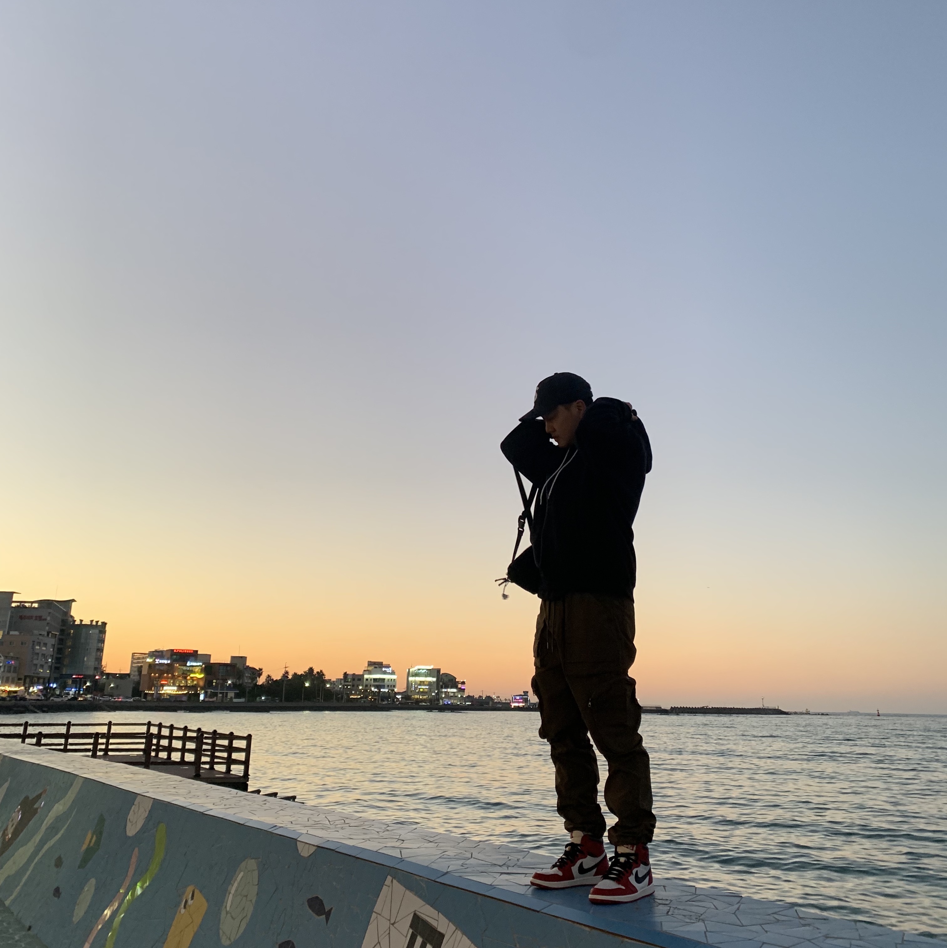 Jordan 1 Retro High OG Chicago 2022, Arc'teryx Mantis 1 Waistpack Black 착용 스타일 - 2