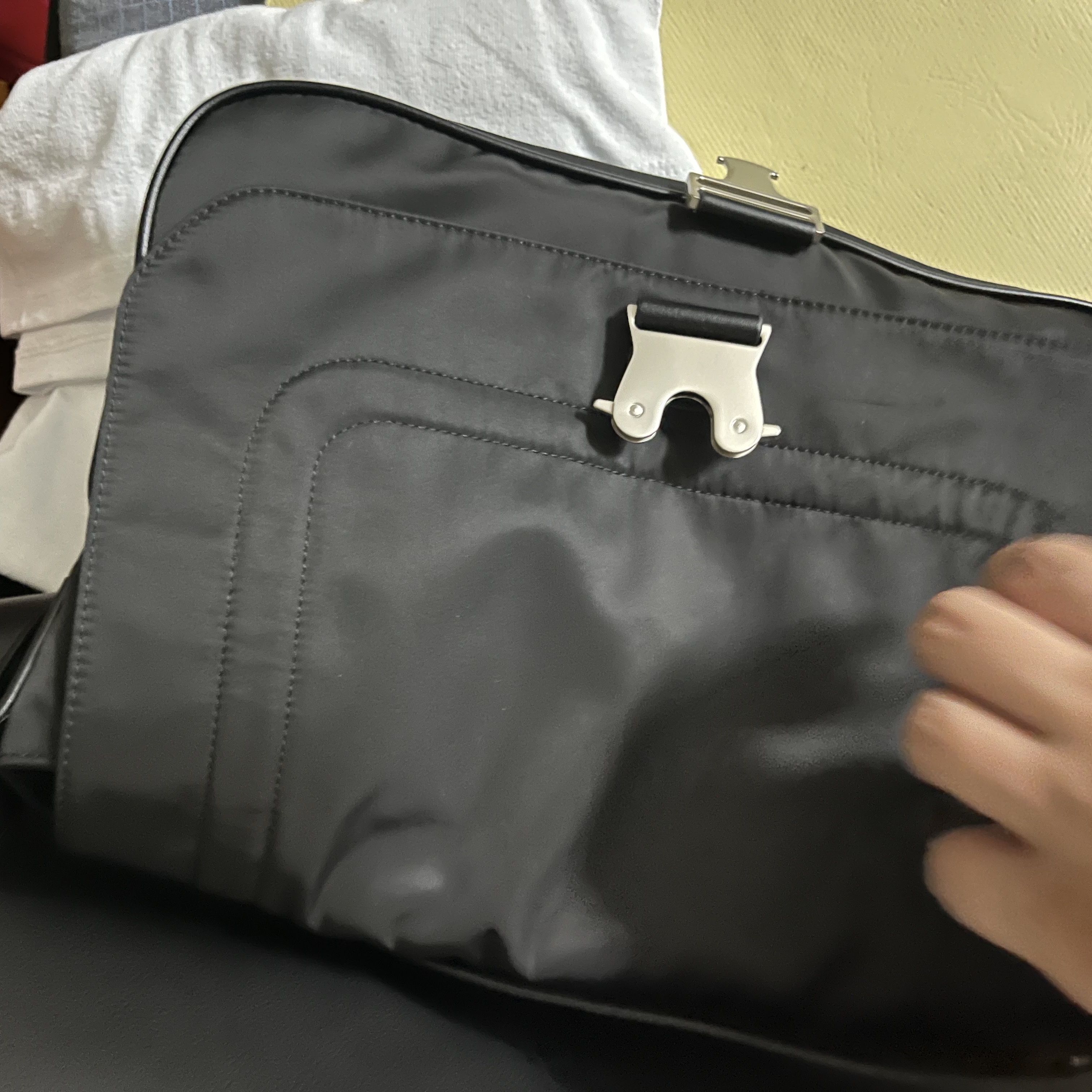 Matin Kim Buckle Bag Black 착용 스타일 - 1