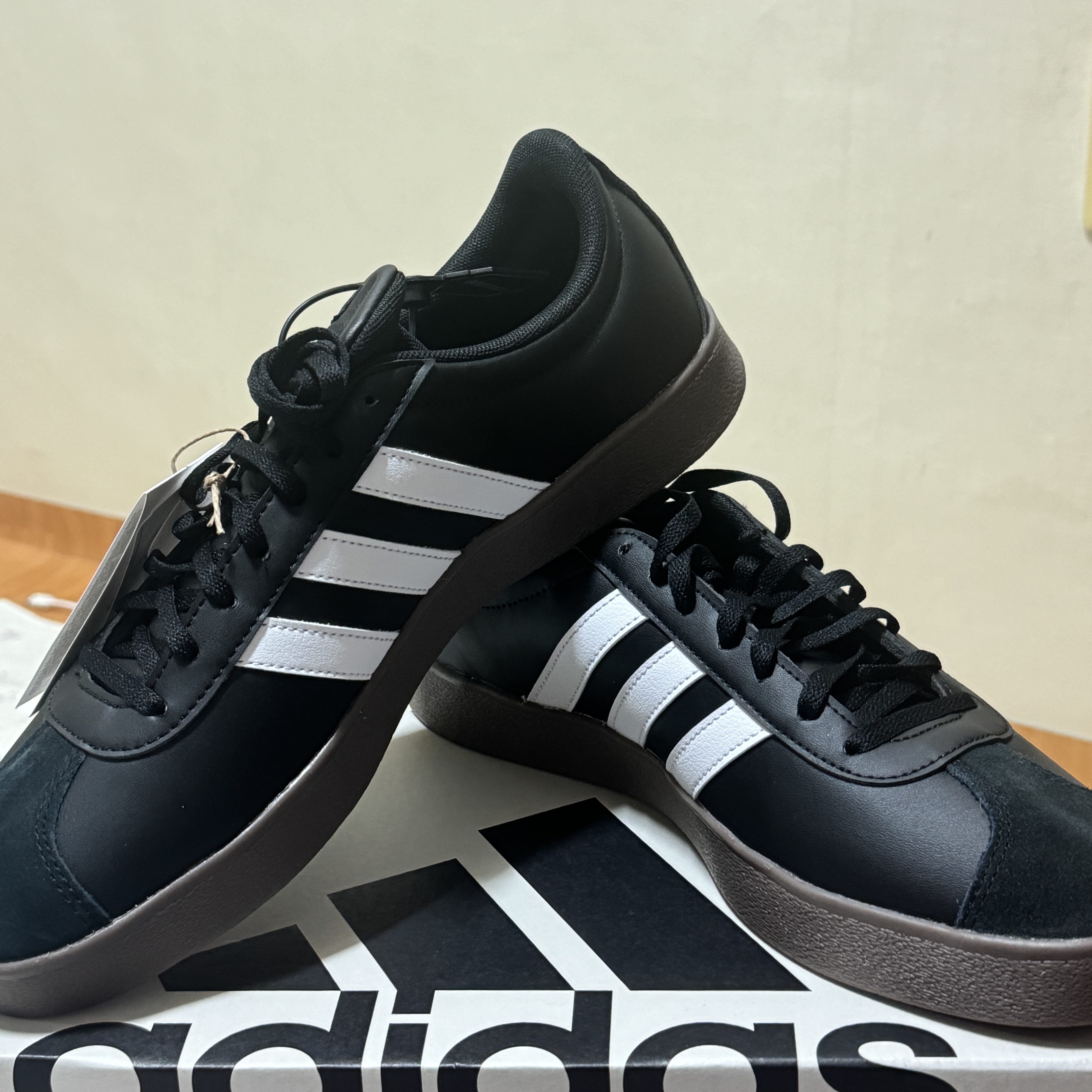 Adidas VL Court Base Core Black Cloud White 착용 스타일