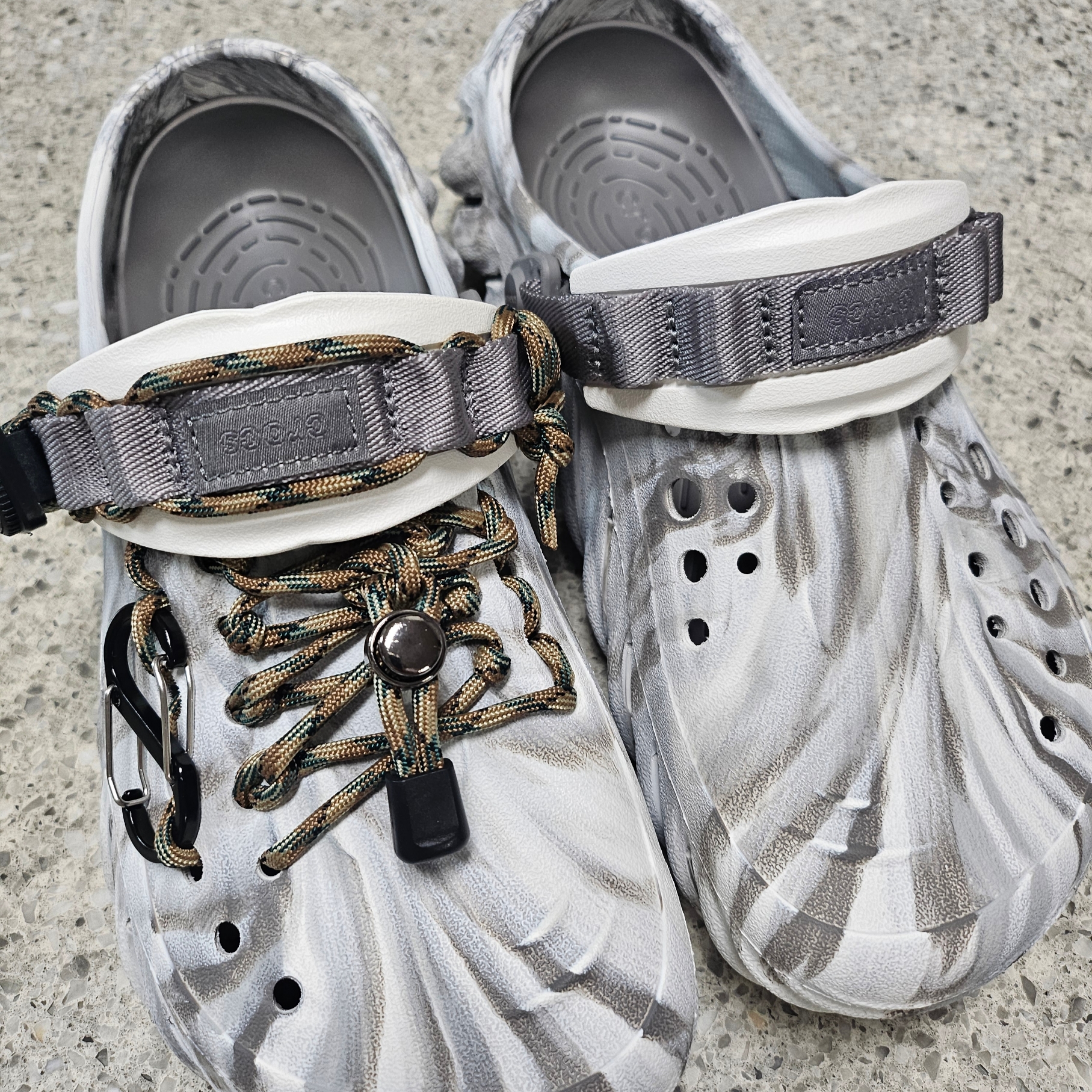 Crocs Echo Marbled Clog Moonlight Multi 착용 스타일