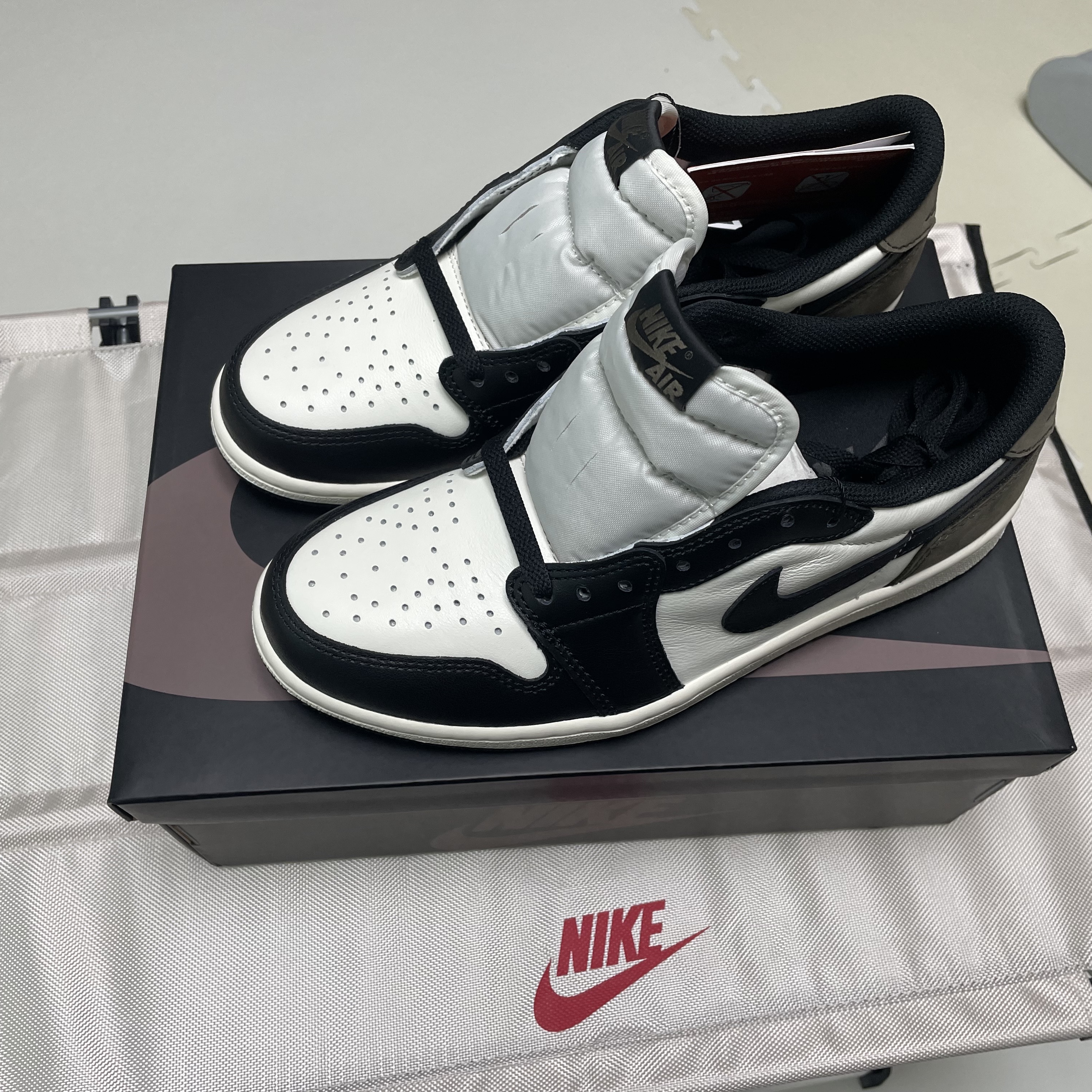Jordan 1 Retro Low OG Mocha, Nike Members Days Daily Check-In Gift Set Picnic Mat & Picnic Table & Table Mat (6700 Limited) 착용 스타일 - 1