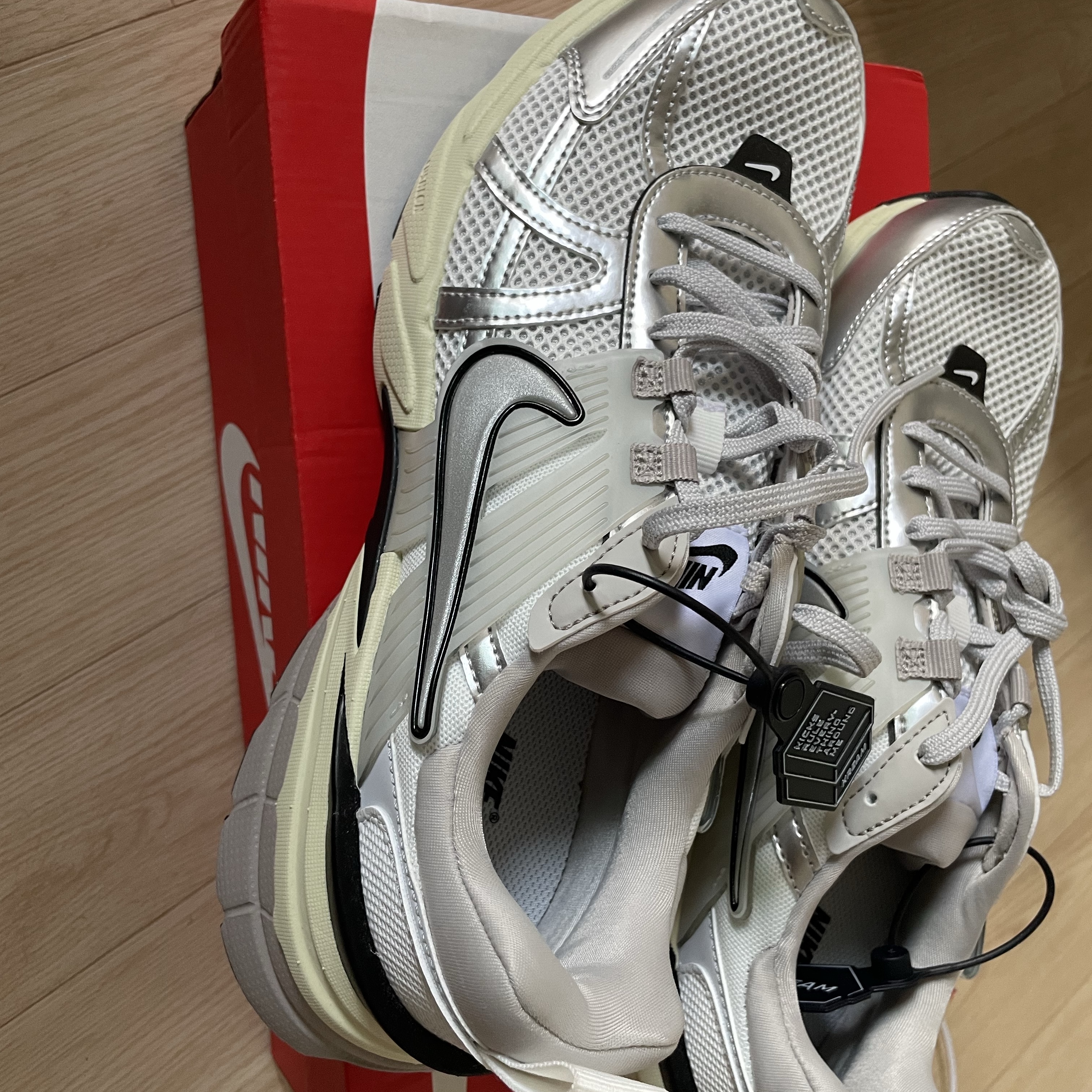 Nike V2K Run Pure Platinum Light Iron Ore 착용 스타일