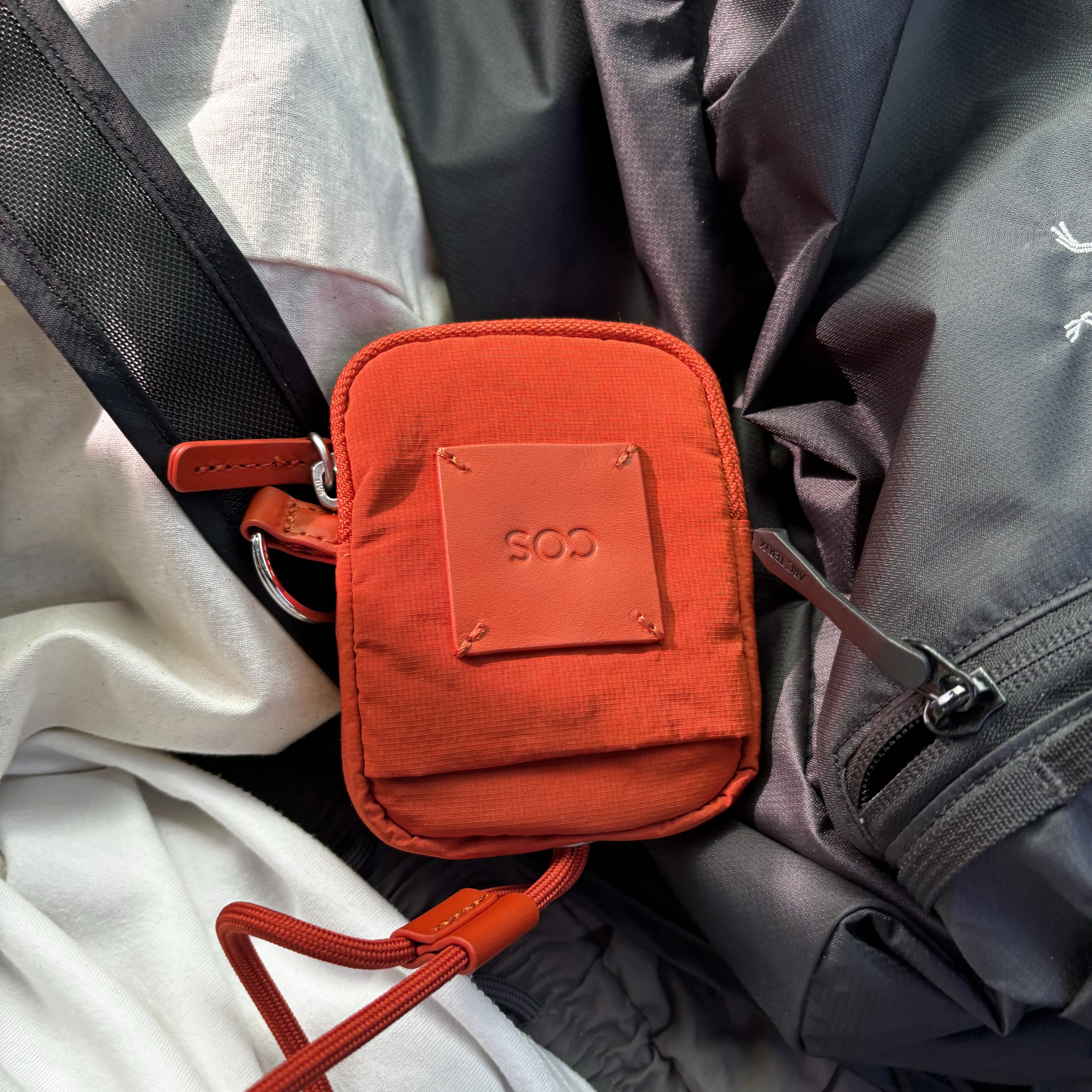 COS Mini Crossbody Pouch Nylon Red 착용 스타일