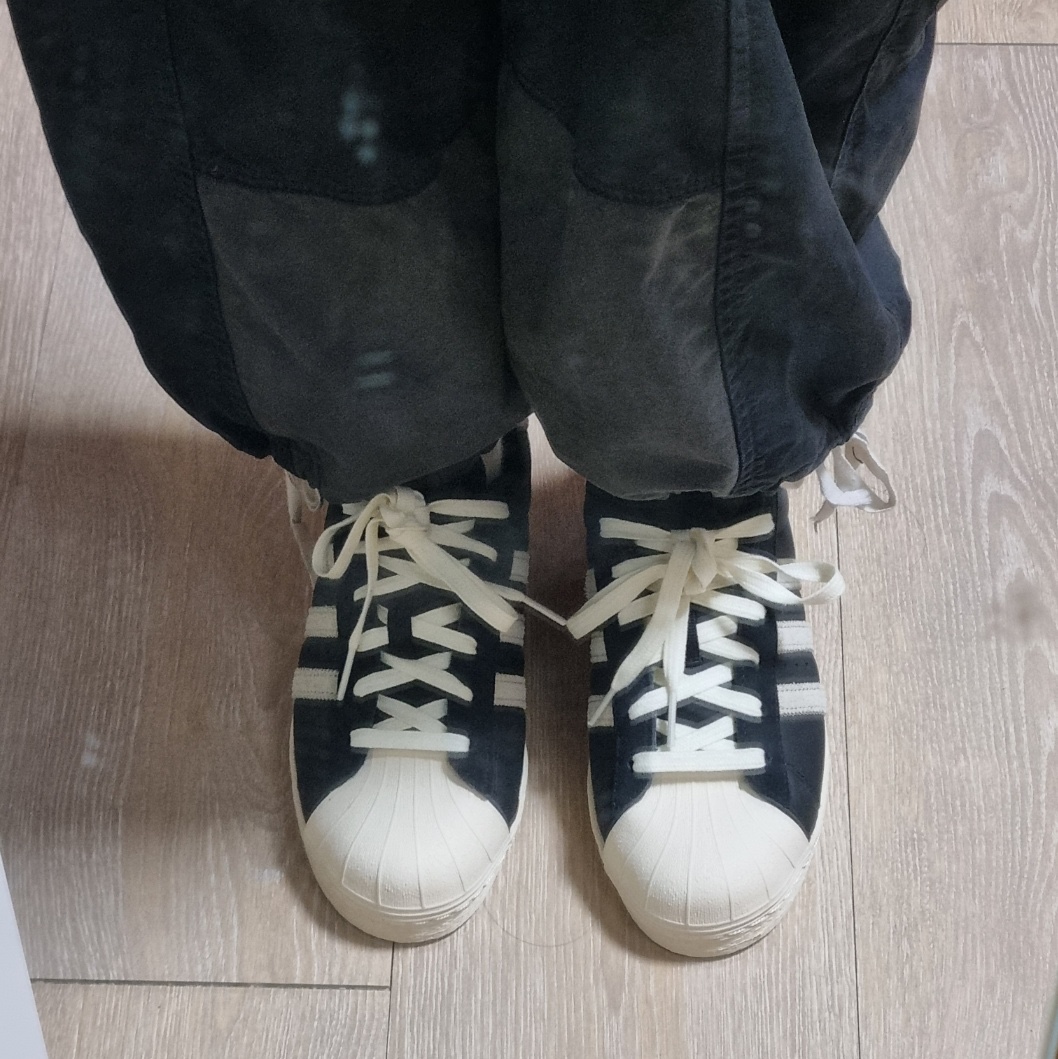 Adidas Superstar 82 Black White 착용 스타일