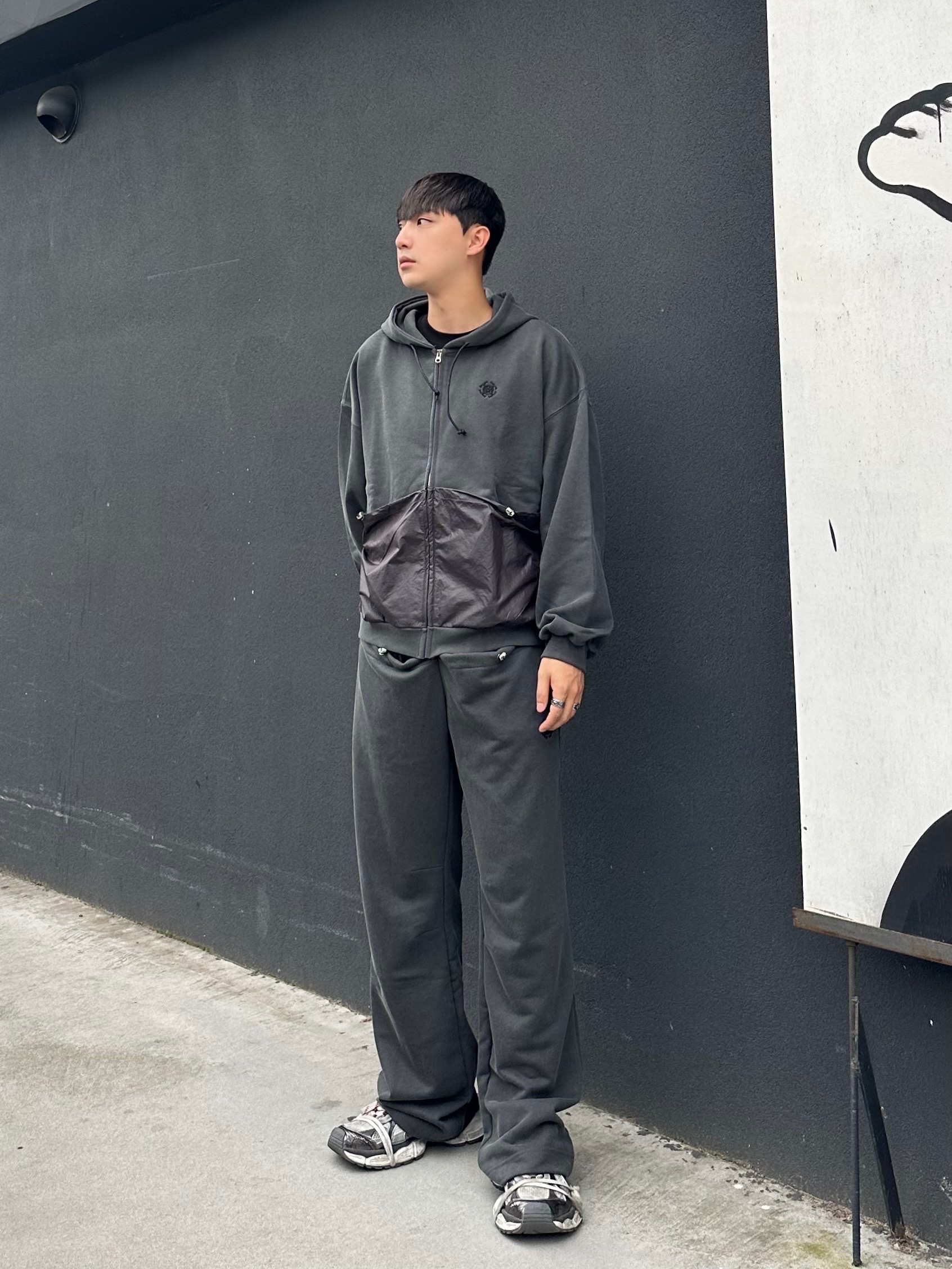 Balenciaga 3XL Mule Grey White Red 착용 스타일 - 1