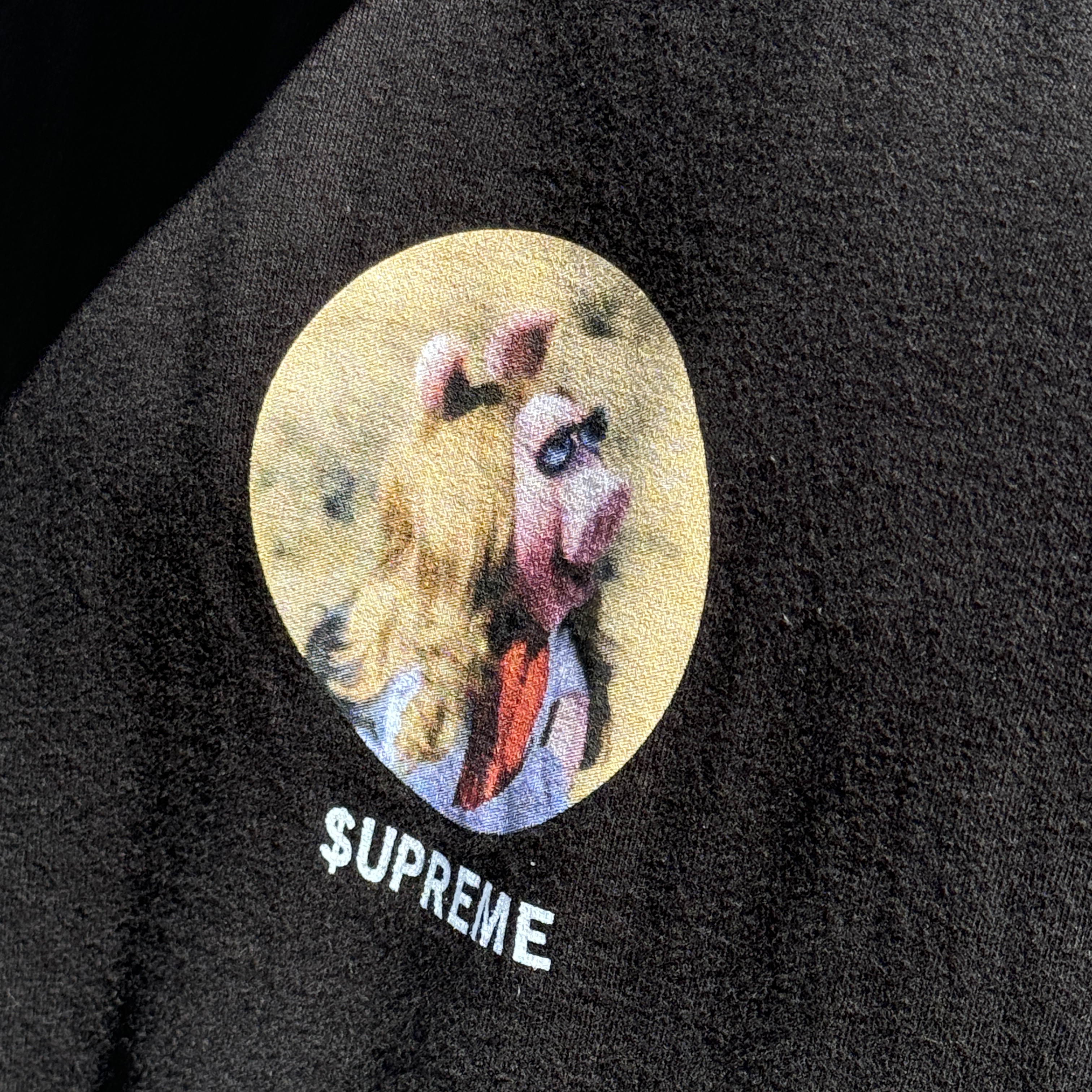 Supreme Miss Piggy T-Shirt Black - 24SS, Supreme Cordura Ripstop S Logo 6-Panel Coral - 23SS 착용 스타일 - 2