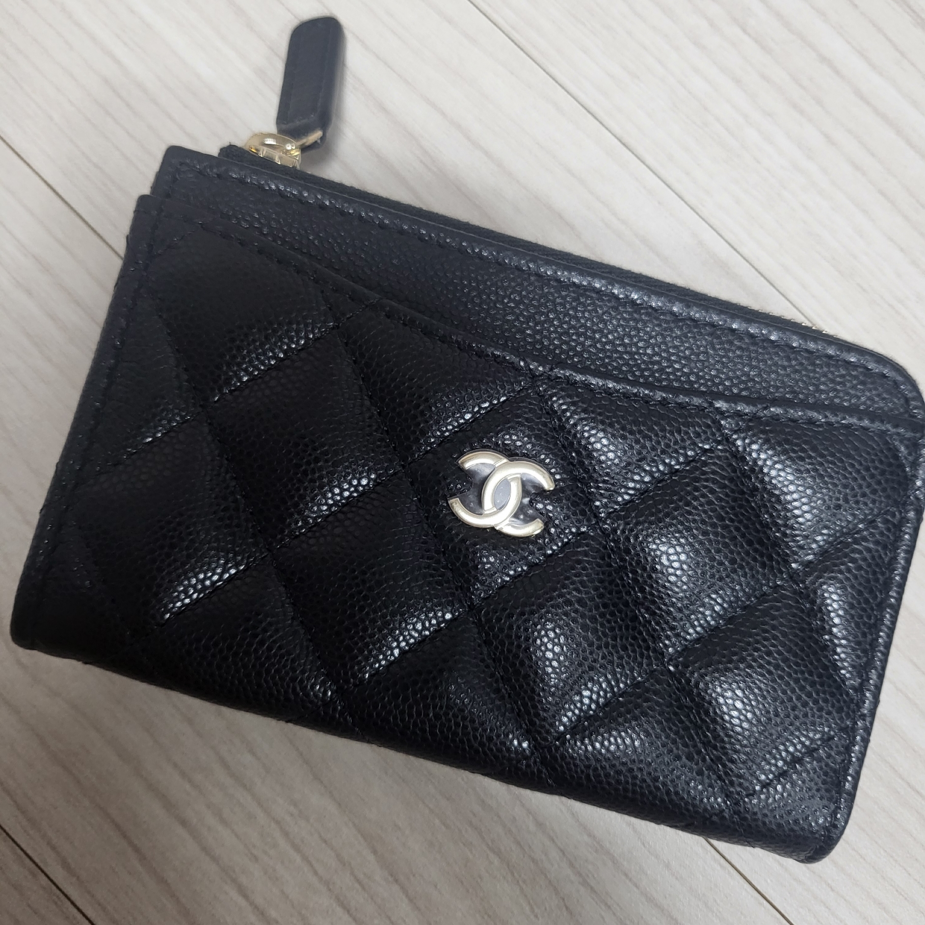 Chanel Card Holder Grained Shiny Calfskin & Gold Black 착용 스타일 - 1