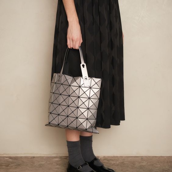 (W) Pleats Please Issey Miyake Mist Basics Top Black, Bao Bao Issey Miyake Lucent Metallic Tote Bag Silver 착용 스타일 - 7