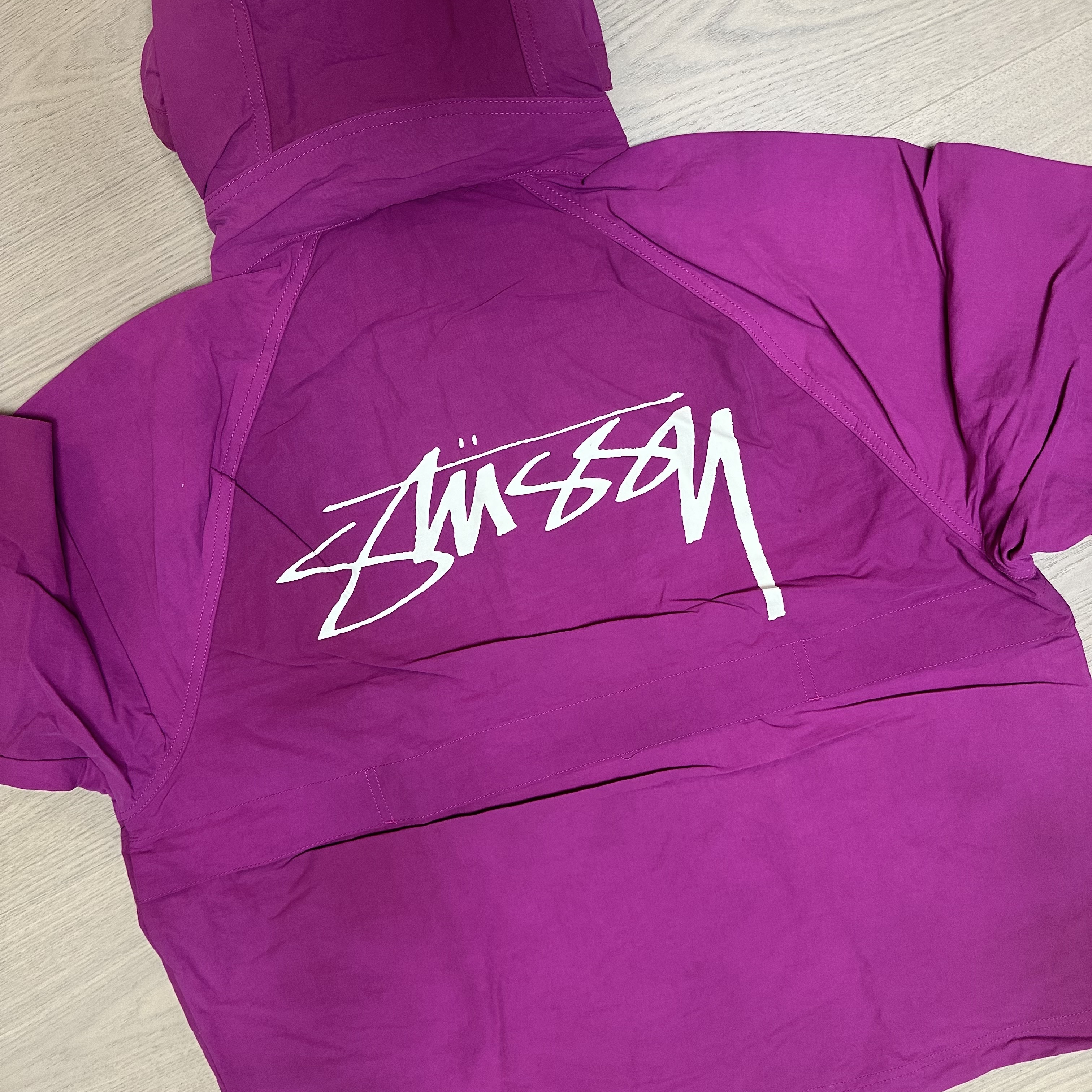 Stussy Wave Dye Beach Shell Jacket Berry 착용 스타일 - 2