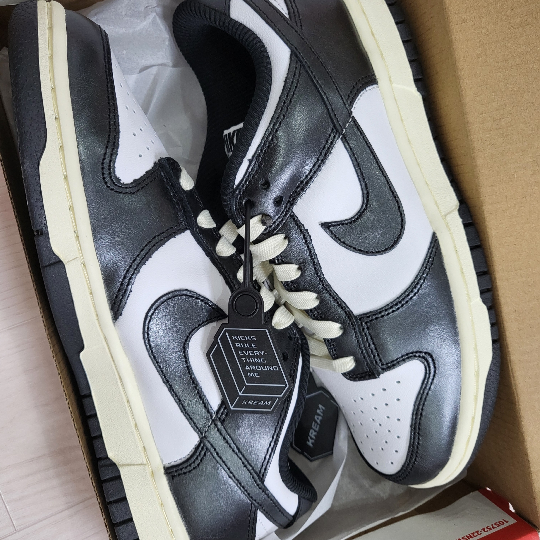 (W) Nike Dunk Low Vintage Black and White 착용 스타일 - 2