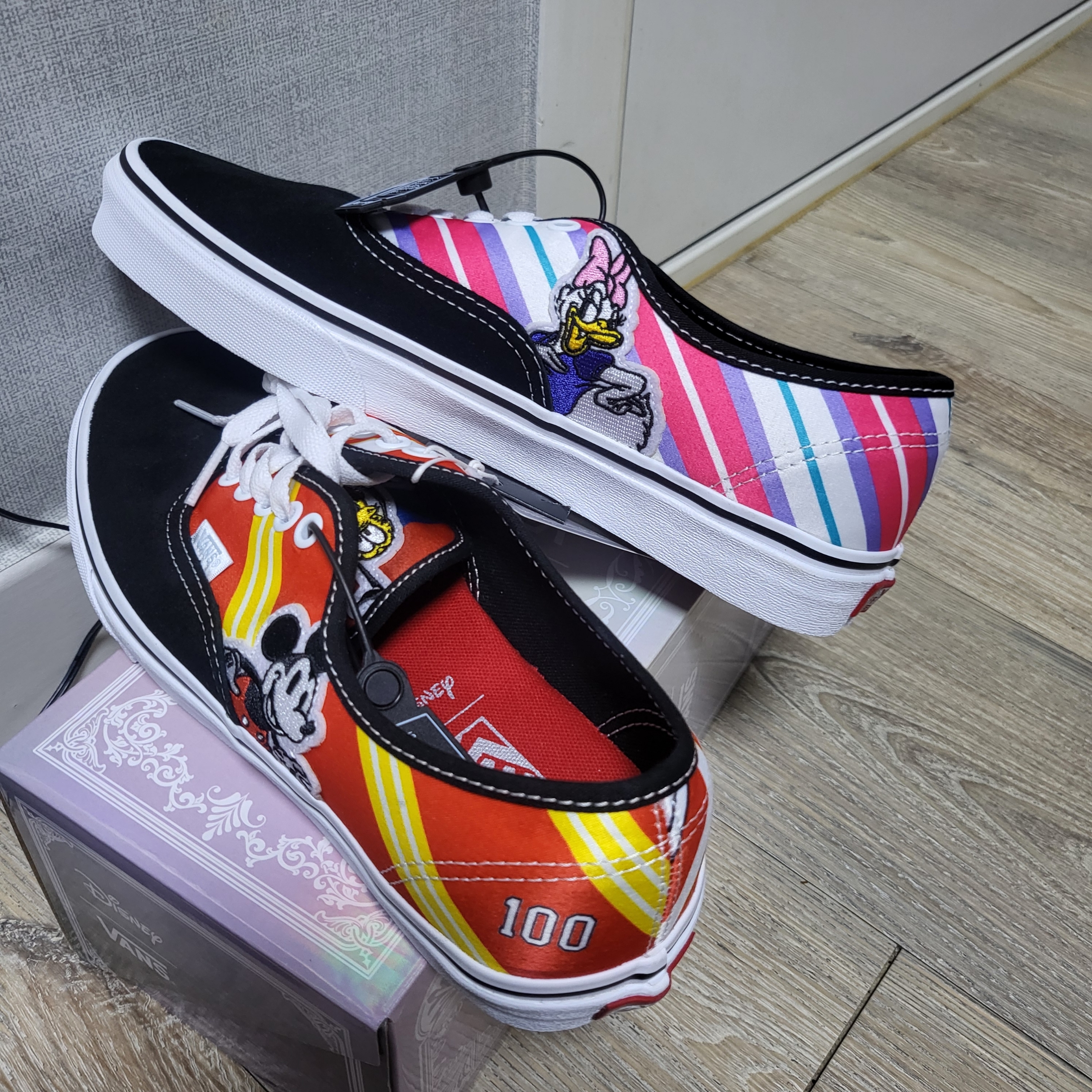 Vans x Disney 100th Anniversary OG Family Authentic Multi 착용 스타일 - 2