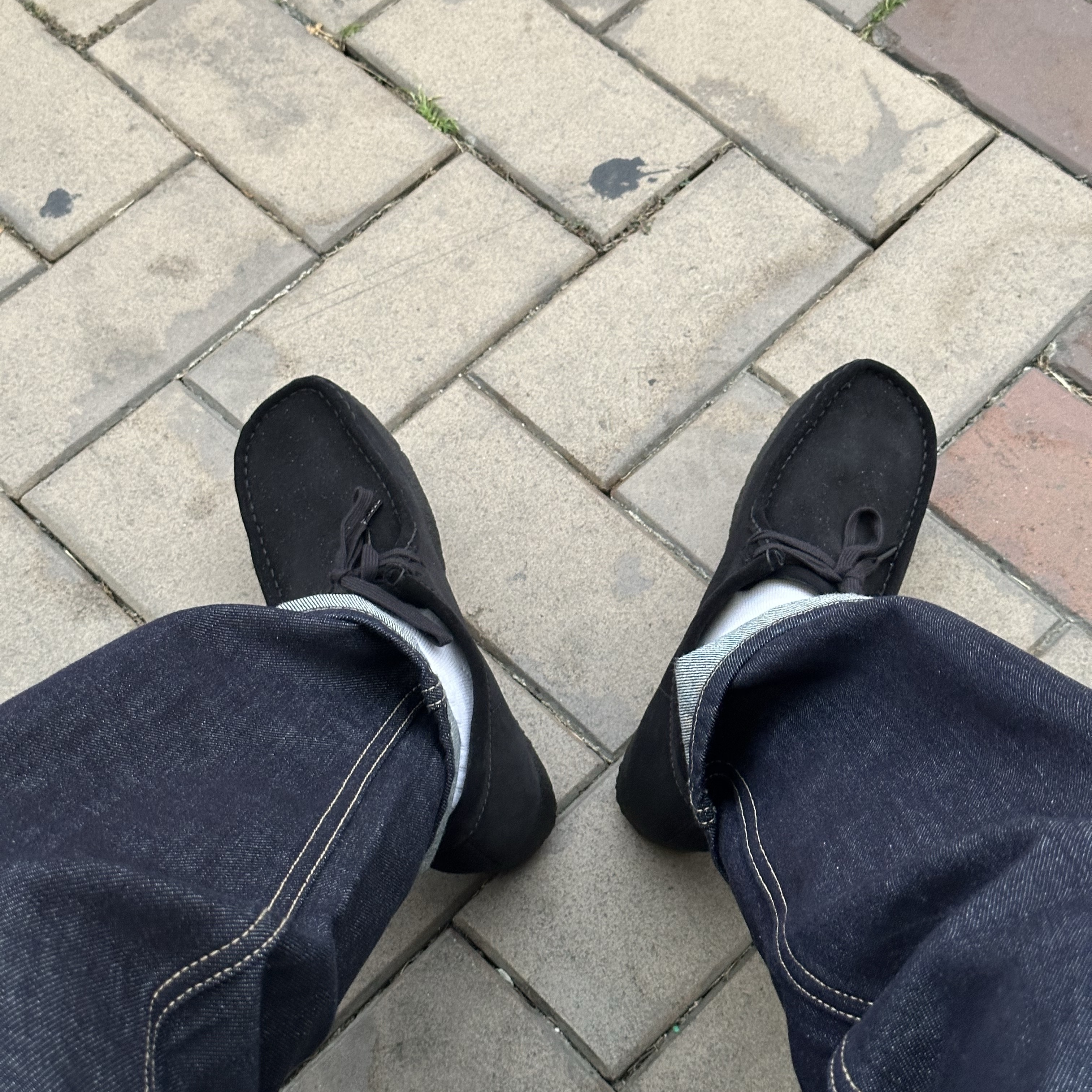 Clarks Wallabee Black Suede 착용 스타일 - 2