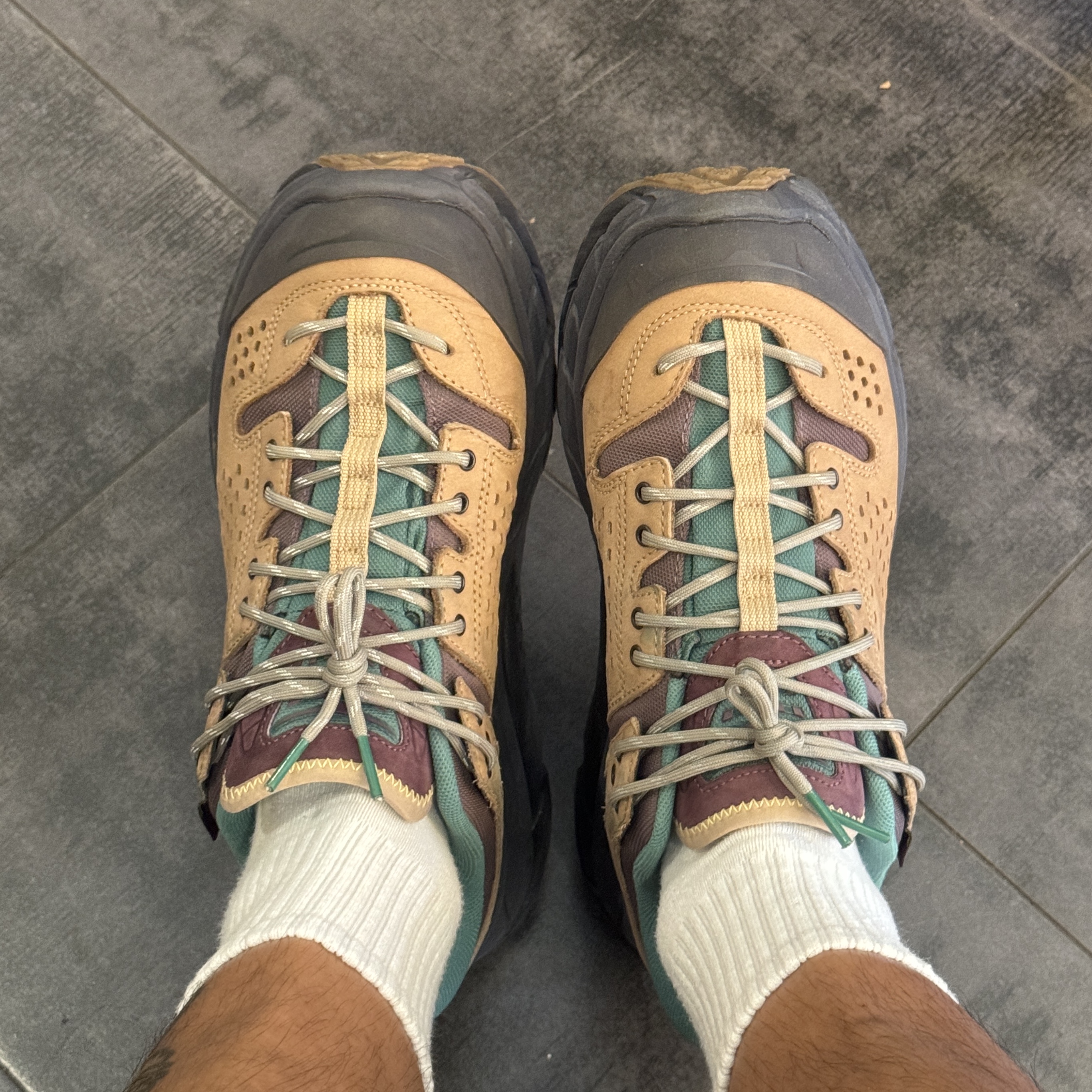 Hoka x Bodega Tor Ultra Low Natural Blazing Yellow 착용 스타일