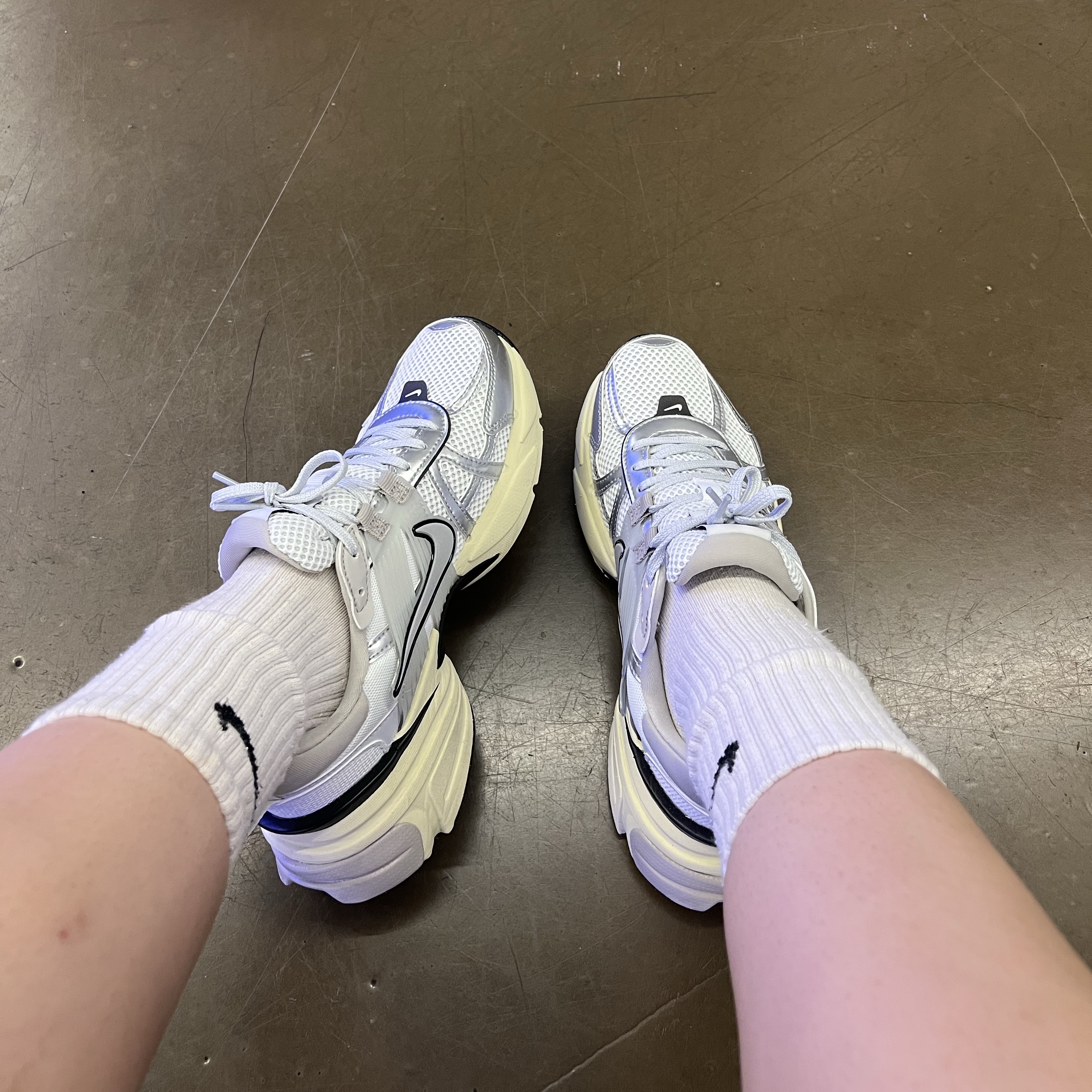 Nike V2K Run Summit White Metallic Silver, Nike Everyday Lightweight Training Crew Socks White (3 Pack/Korean Ver.) 착용 스타일 - 3