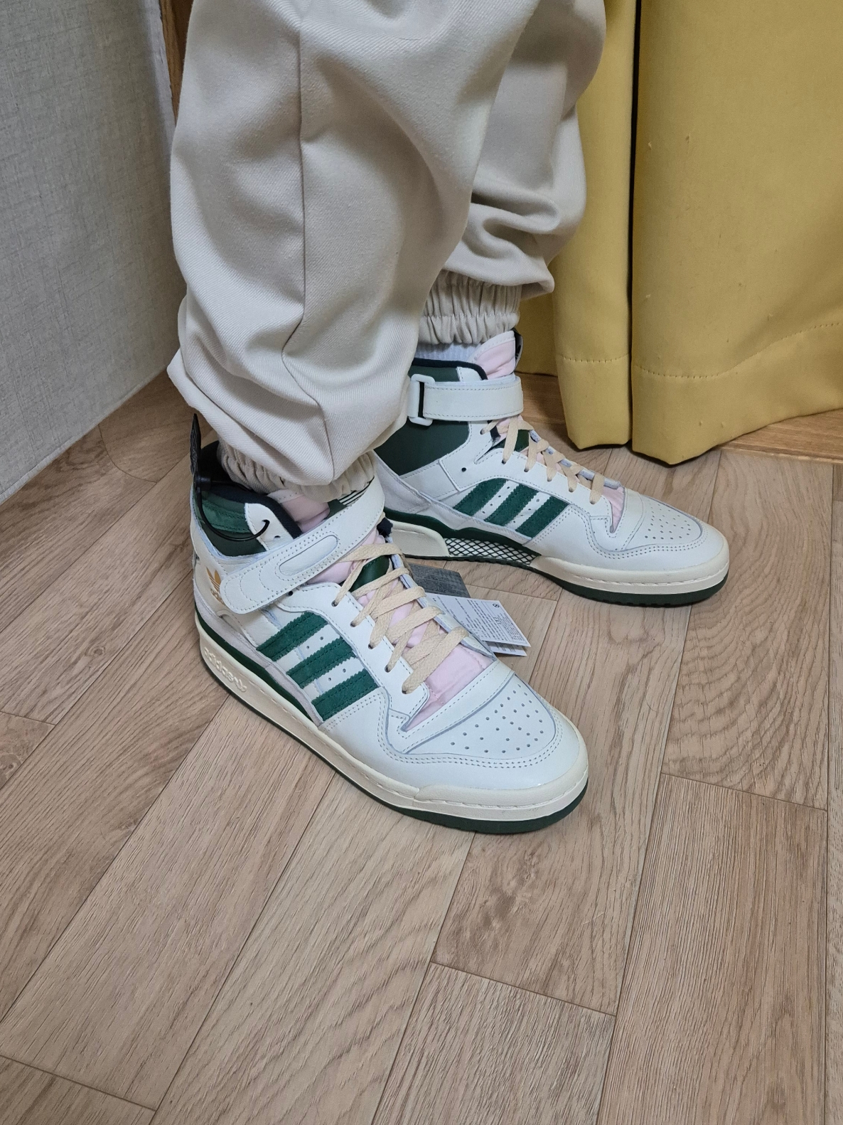Adidas Forum 84 High Off White Team Dark Green 착용 스타일 - 2