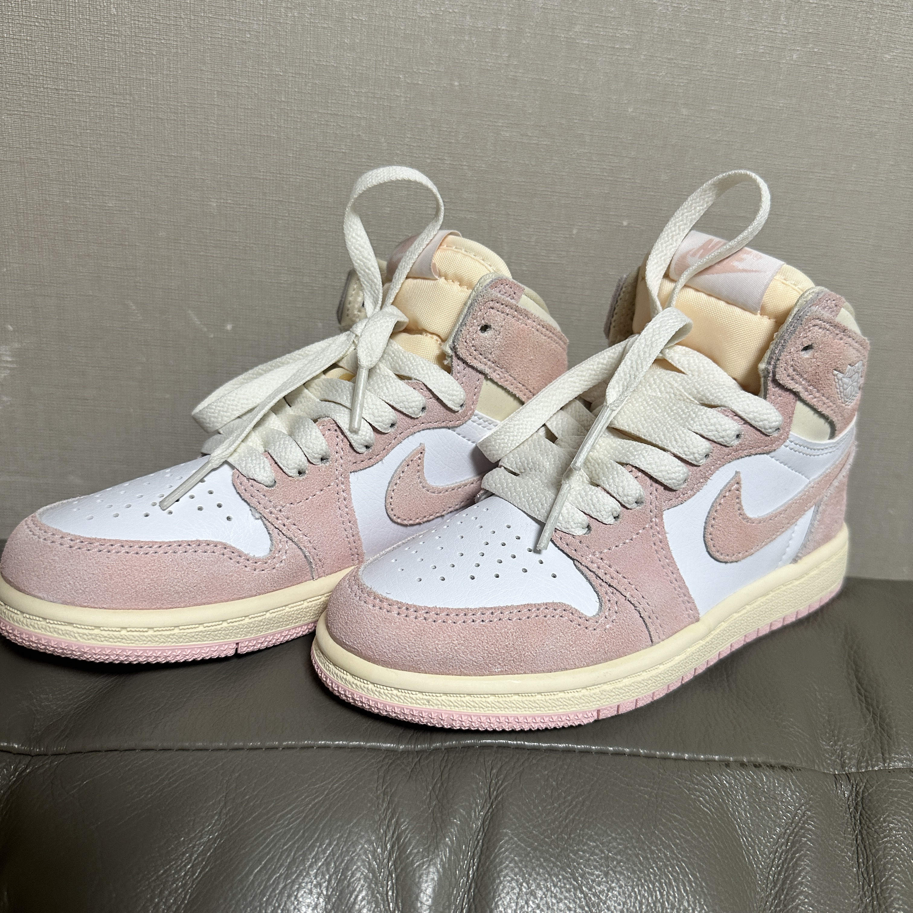 (PS) Jordan 1 Retro High OG Coconut Milk and Sail 착용 스타일 - 1