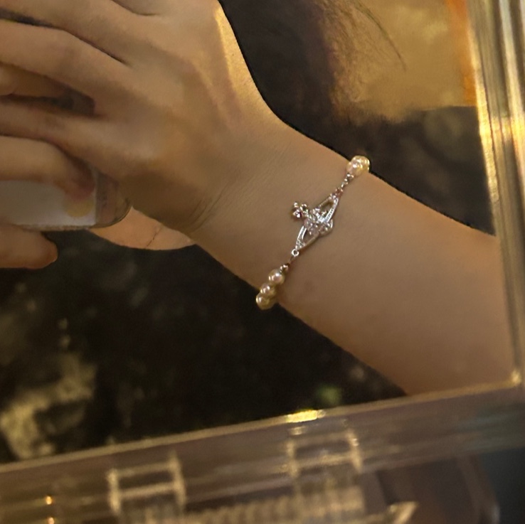 Vivienne Westwood Mini Bas Relief Bracelet Silver 착용 스타일