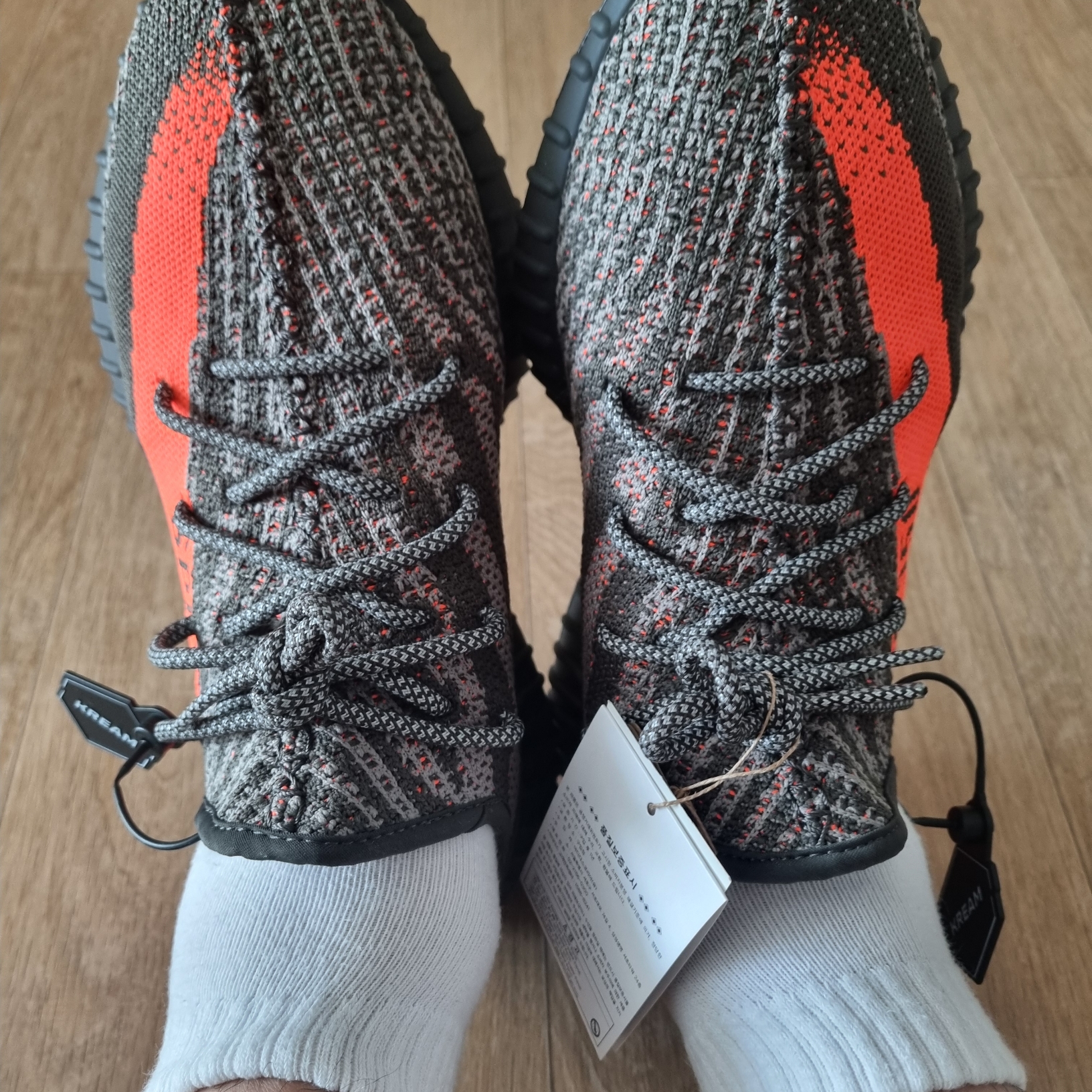 Adidas Yeezy Boost 350 V2 Carbon Beluga 착용 스타일 - 3