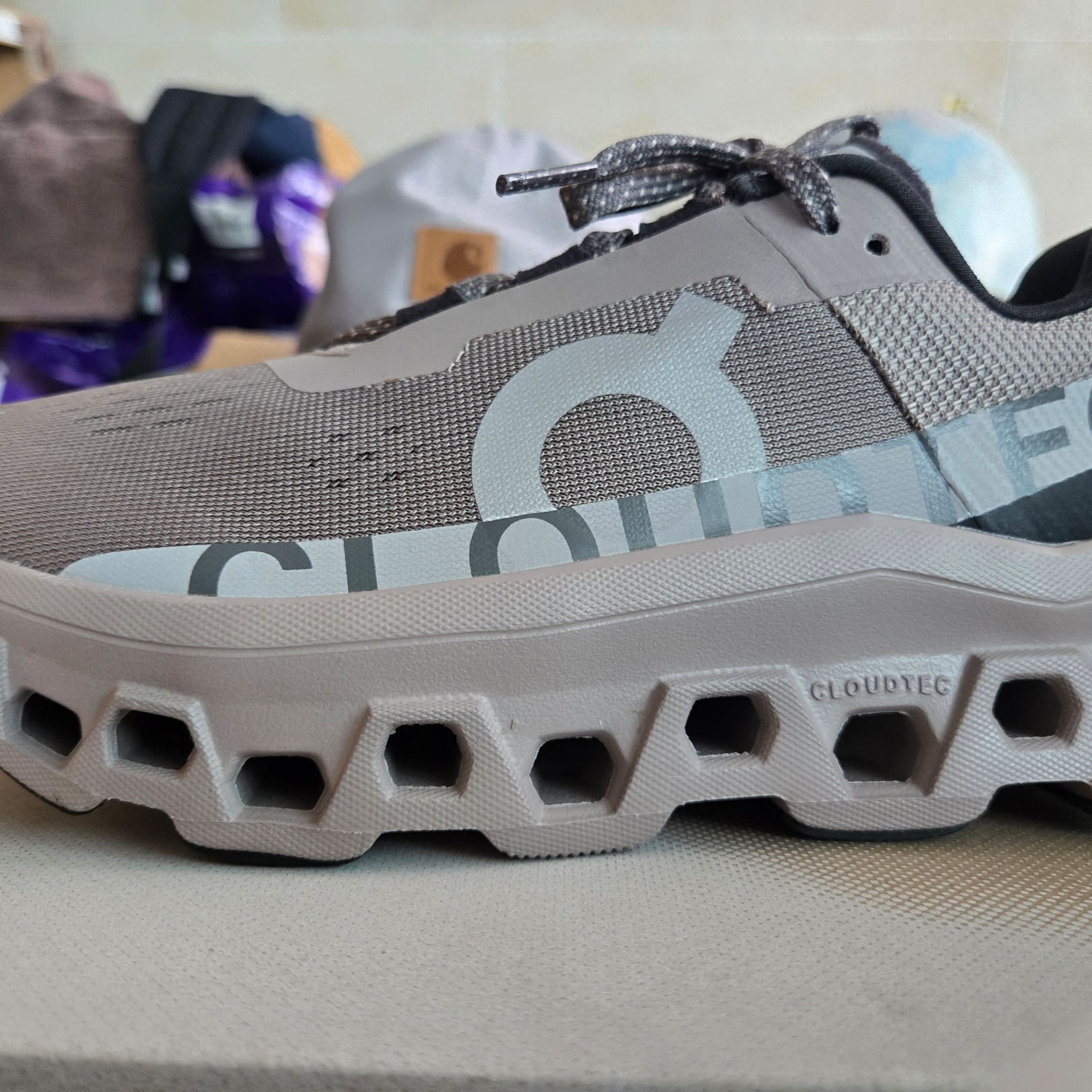 (W) On Running Cloudmonster Cinder Fog 착용 스타일 - 3