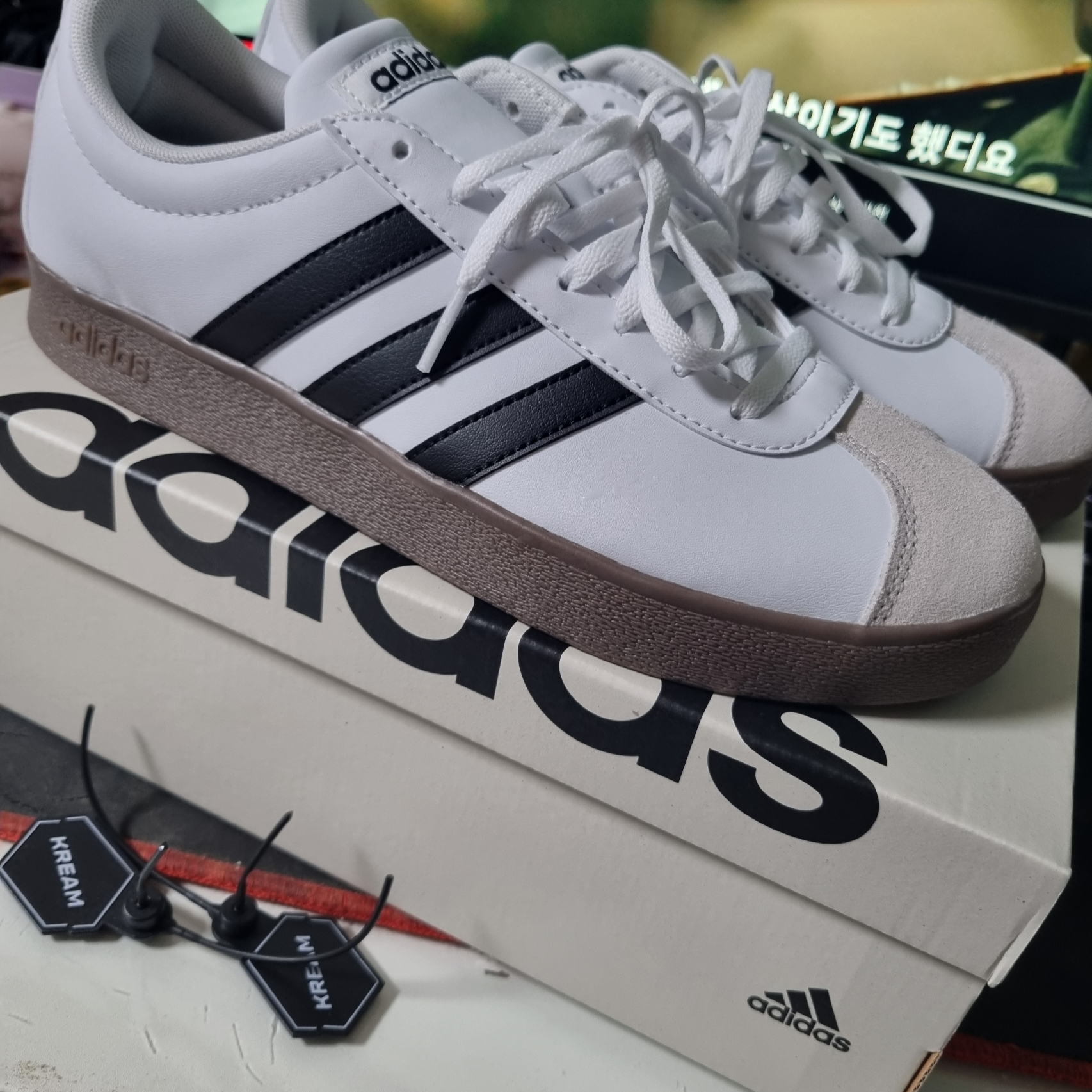 Adidas VL Court Base Cloud White Core Black 착용 스타일