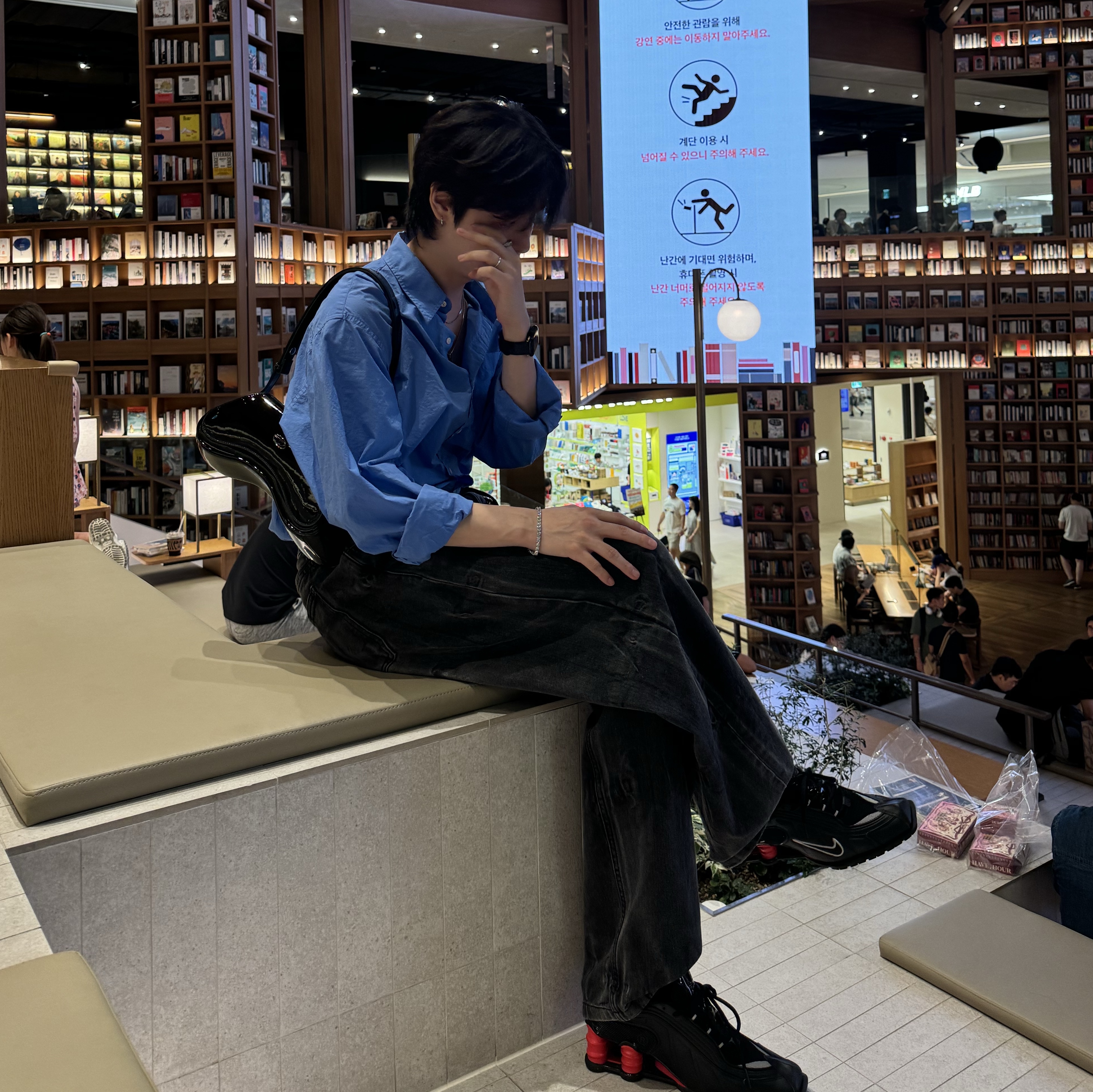 Nike x Martine Rose Shox MR4 Black 착용 스타일 - 2