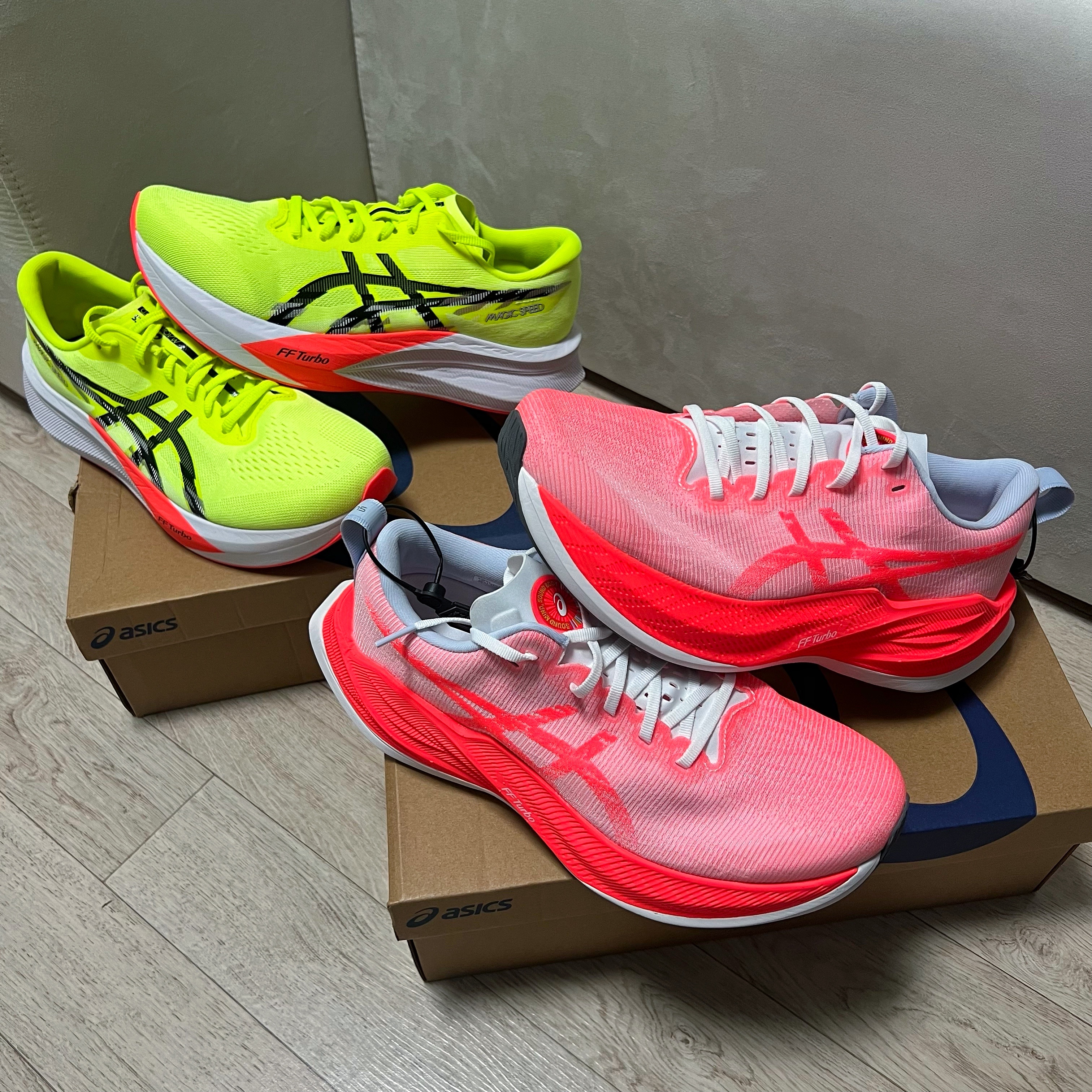 Asics Magic Speed 4 Safety Yellow Black - 2E Wide, Asics Superblast White Sunrise Red 착용 스타일