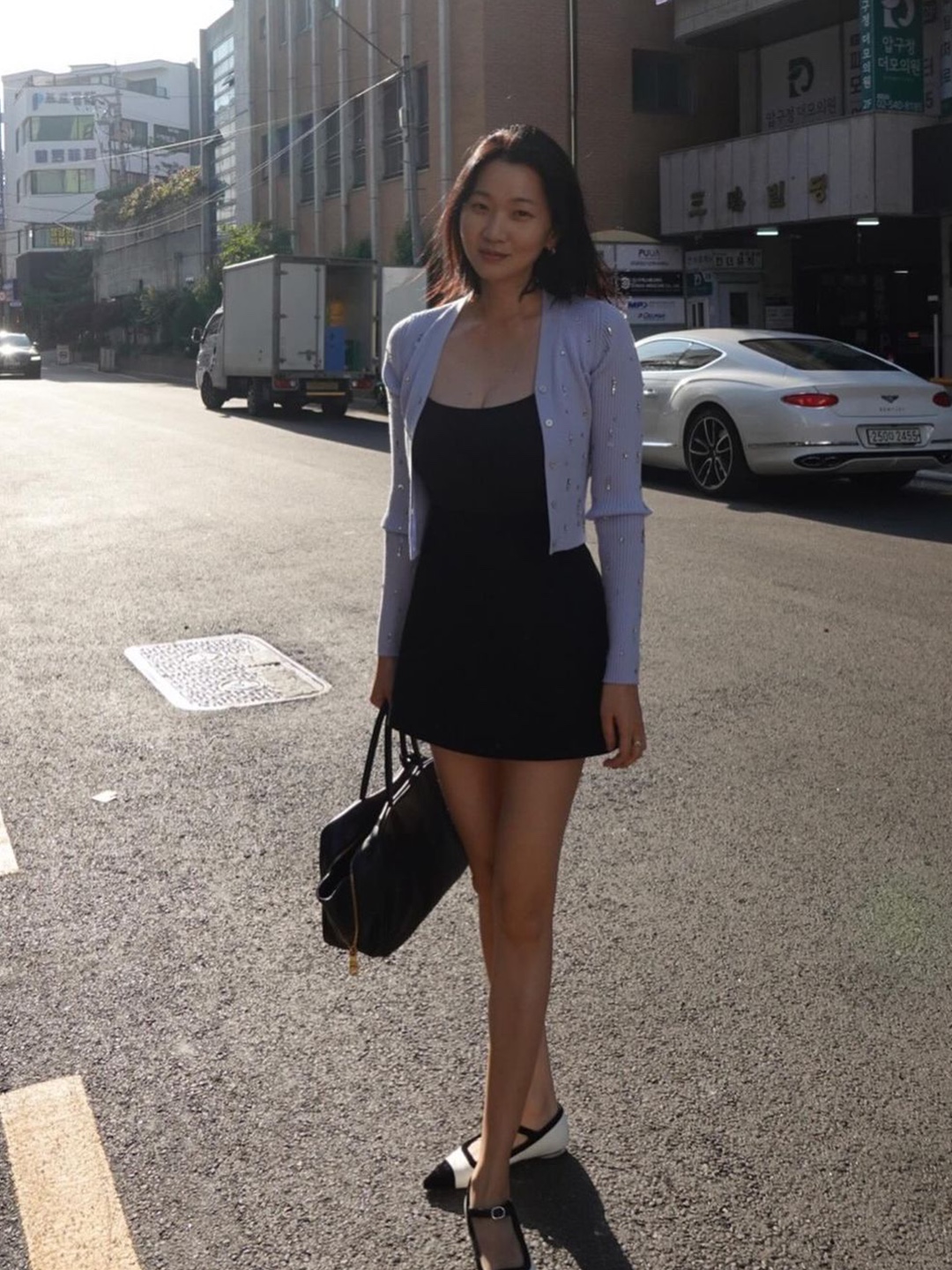 (W) Threetimes Muffin Bolero Black, (W) Matin Kim Airy Button Collar Cardigan Sky 착용 스타일 - 5
