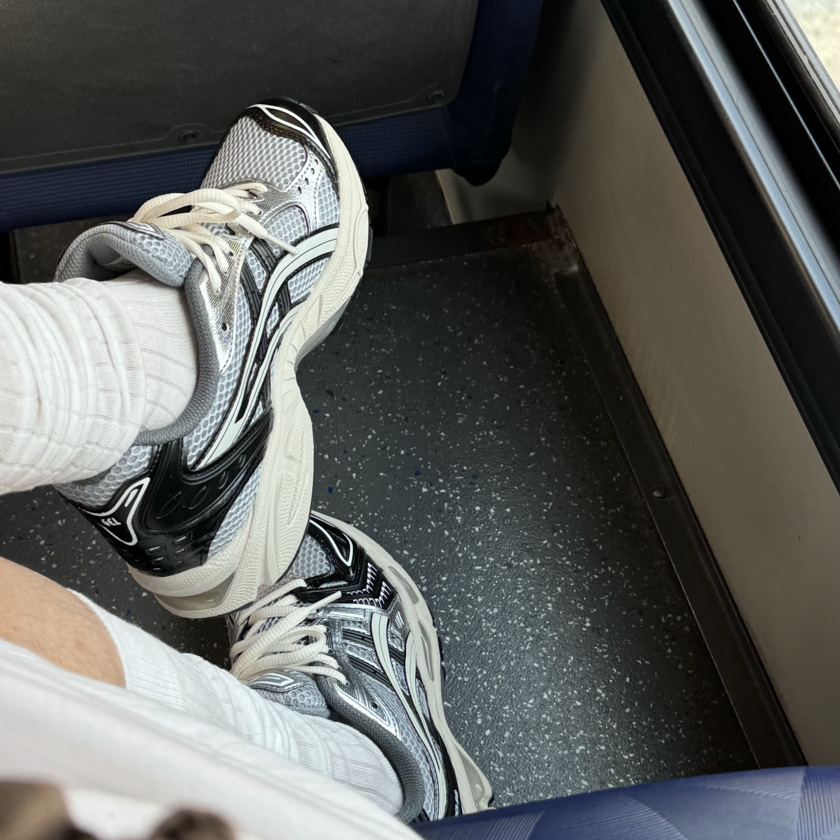 Asics Gel-Kayano 14 Black Glacier Grey 착용 스타일 - 2