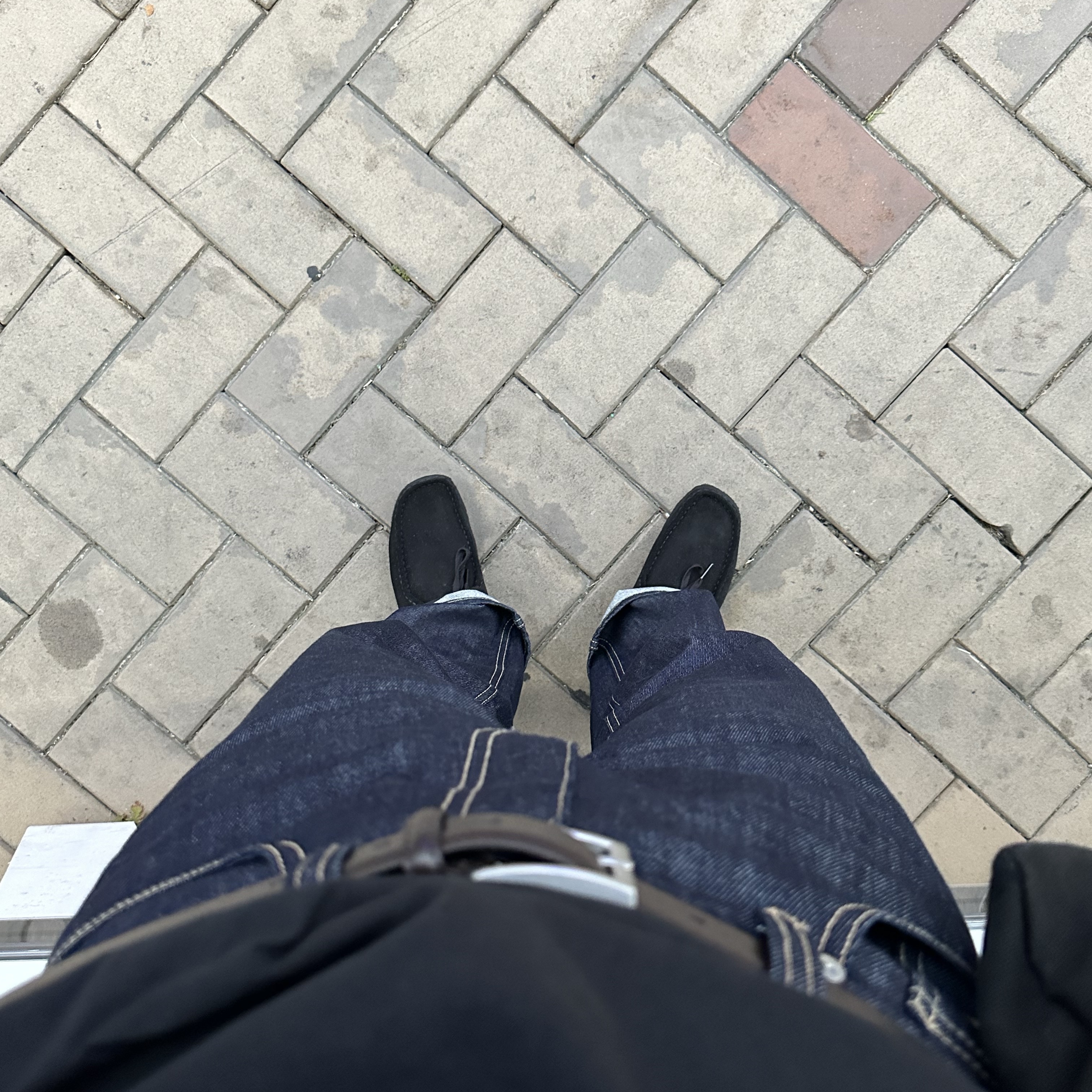 Clarks Wallabee Black Suede 착용 스타일 - 1