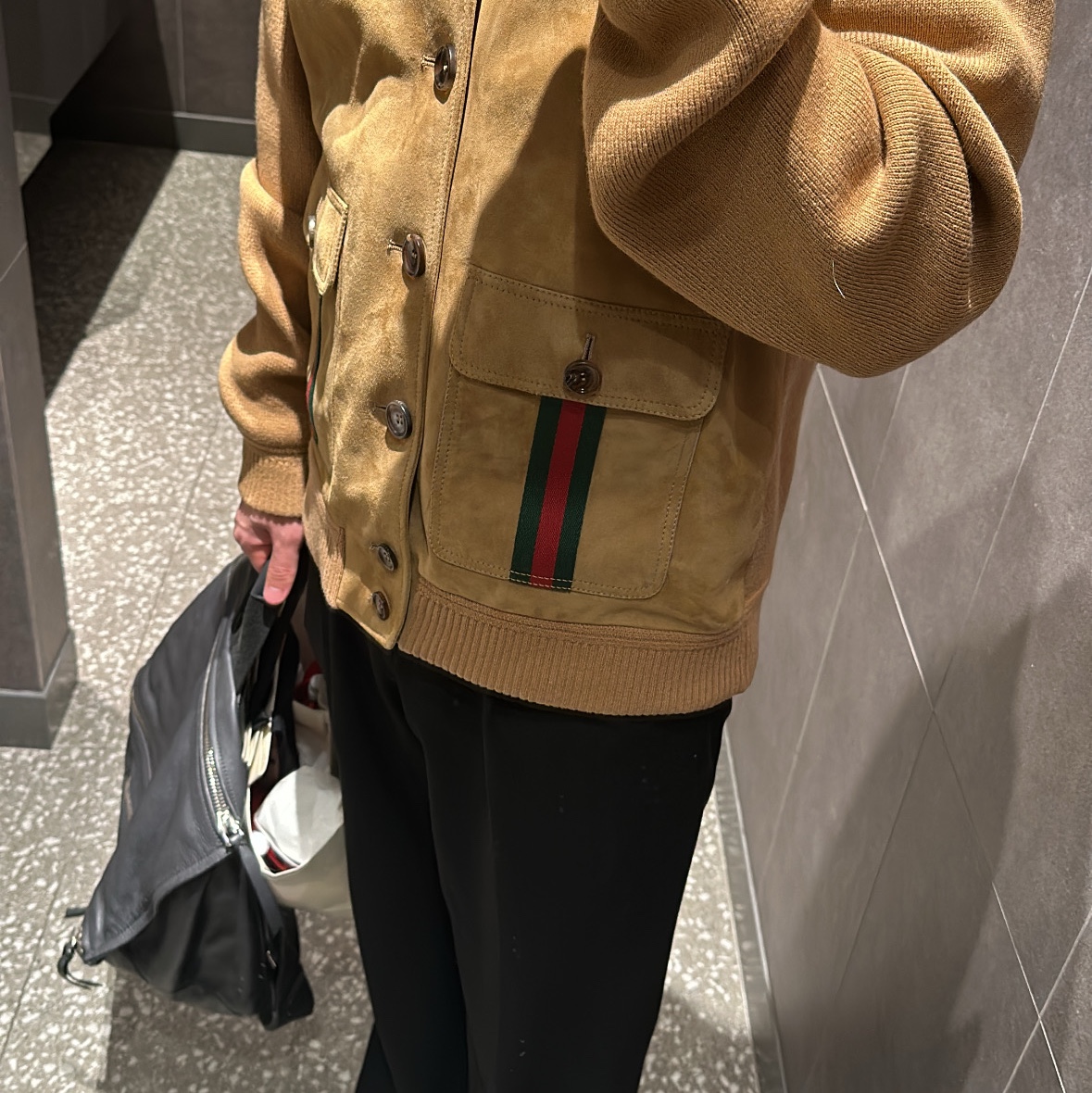 Gucci Suede Bomber Jacket with Web Camel 착용 스타일 - 1