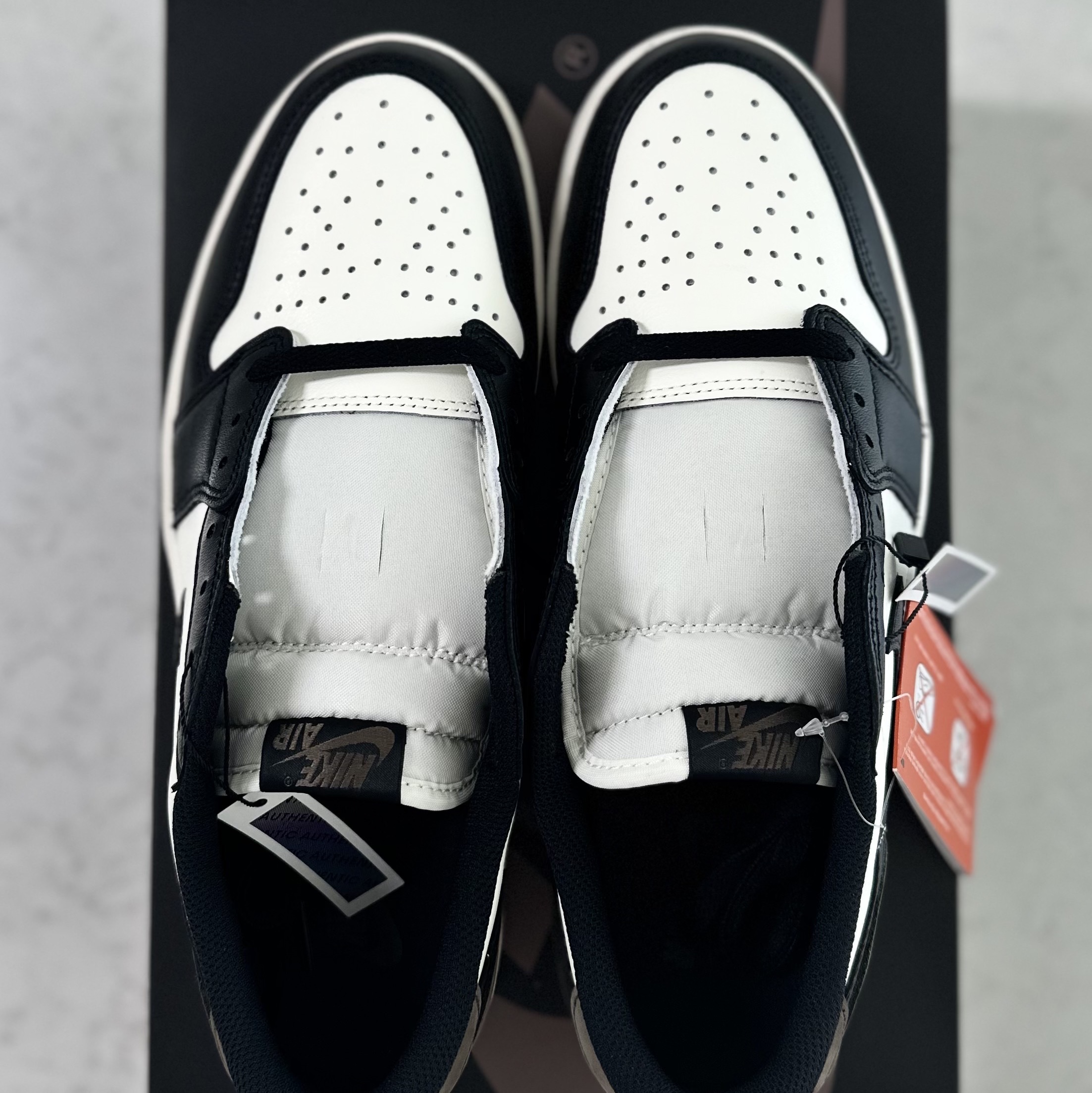 Jordan 1 Retro Low OG Mocha 착용 스타일 - 2