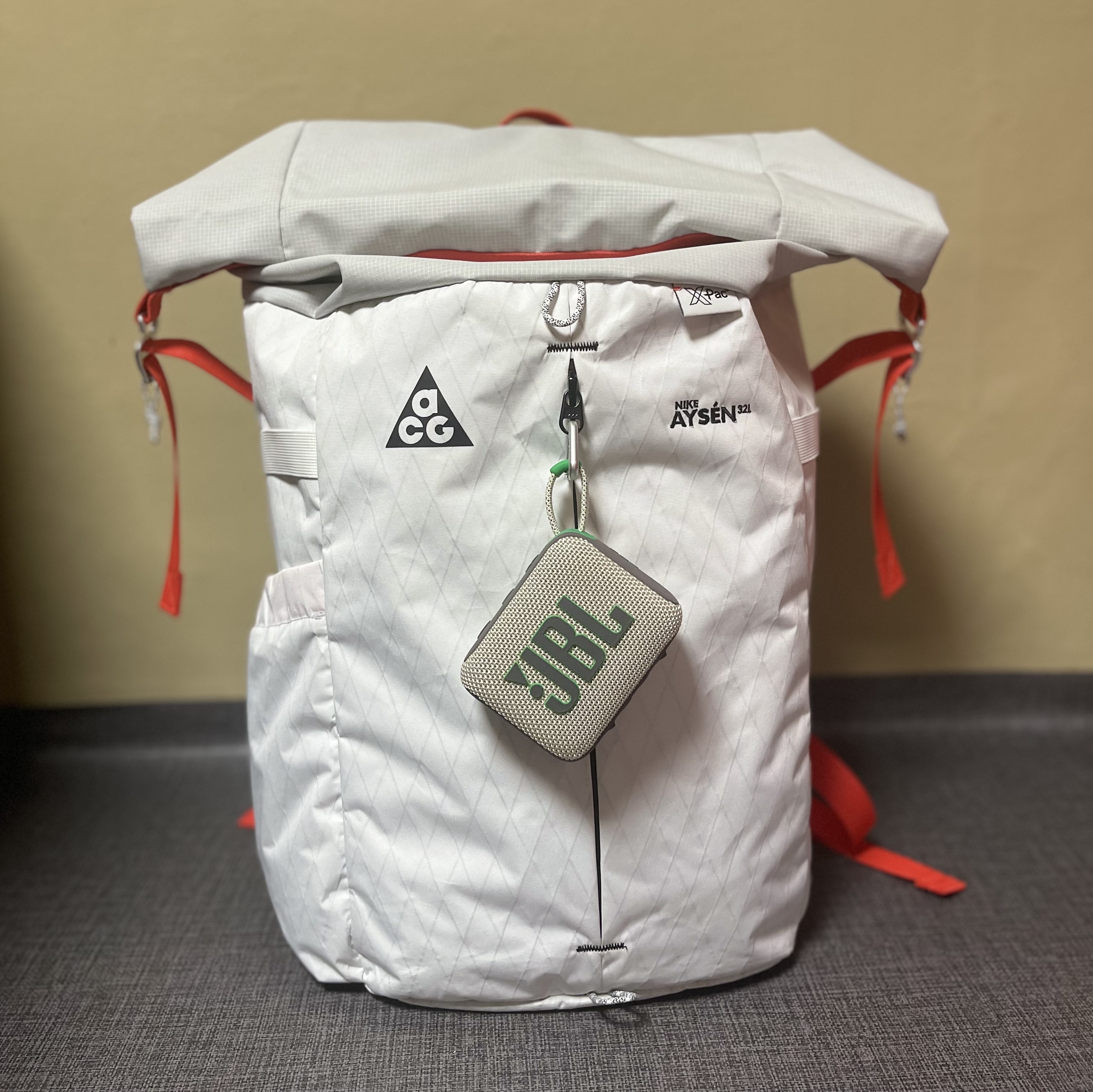 JBL GO4 Portable Bluetooth Speaker Sand, Nike ACG Aisen Daypack 32L White 착용 스타일