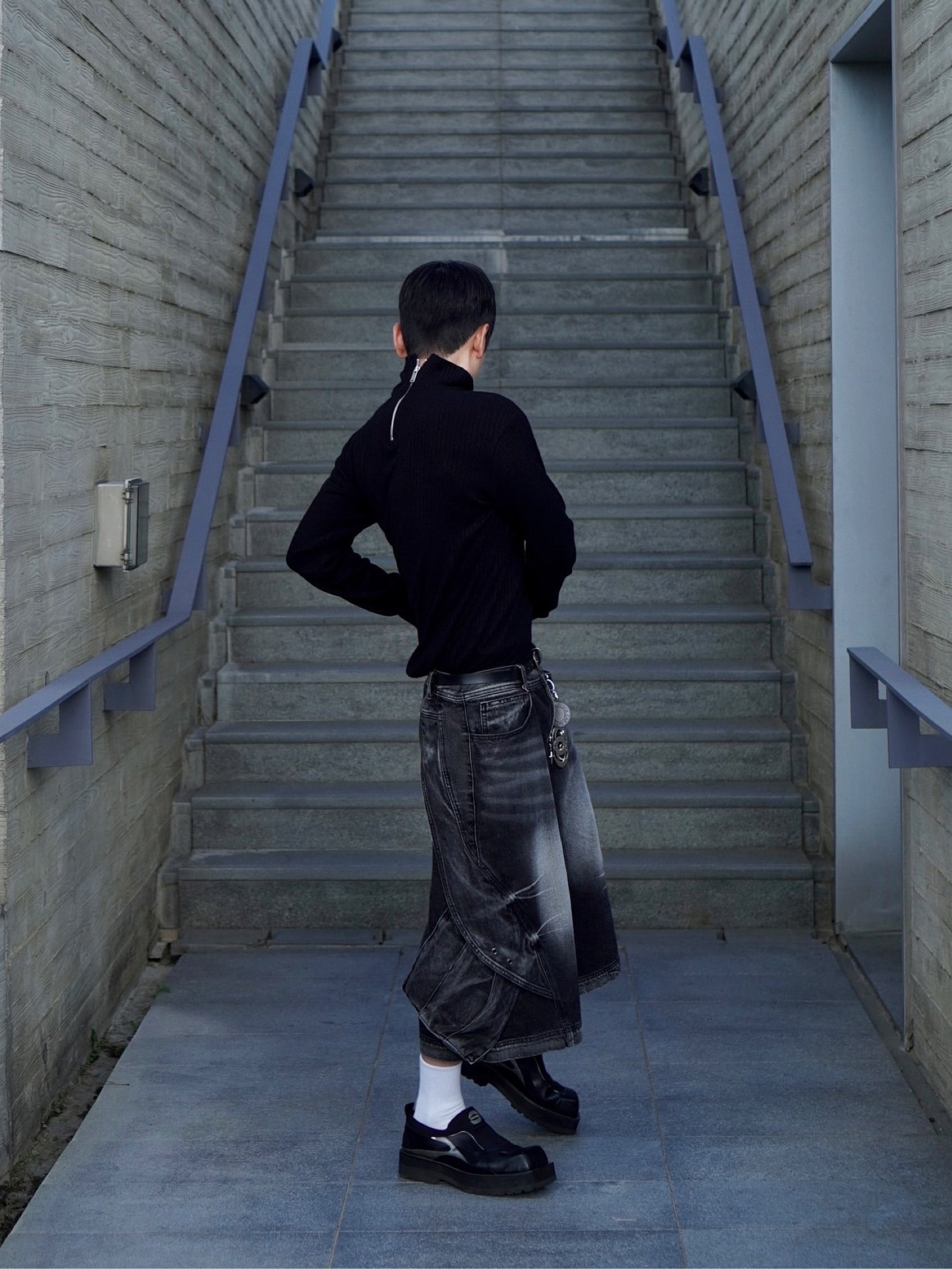 BLR Curved Cover Cargo Bermuda Washing Denim Pants Black 착용 스타일