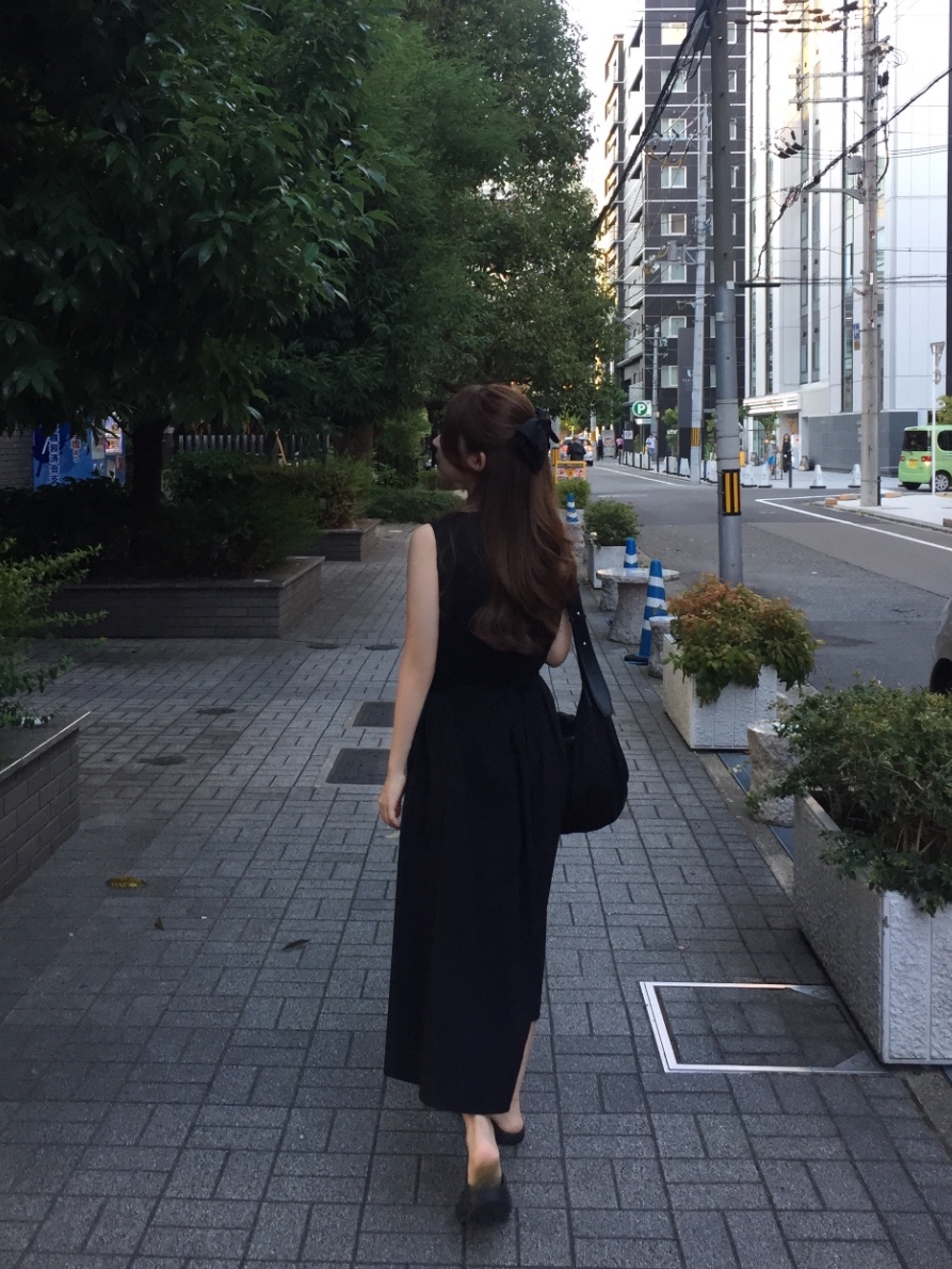Oofos OOriginal Black, Matin Kim Big Buckle Bag Black 착용 스타일 - 1