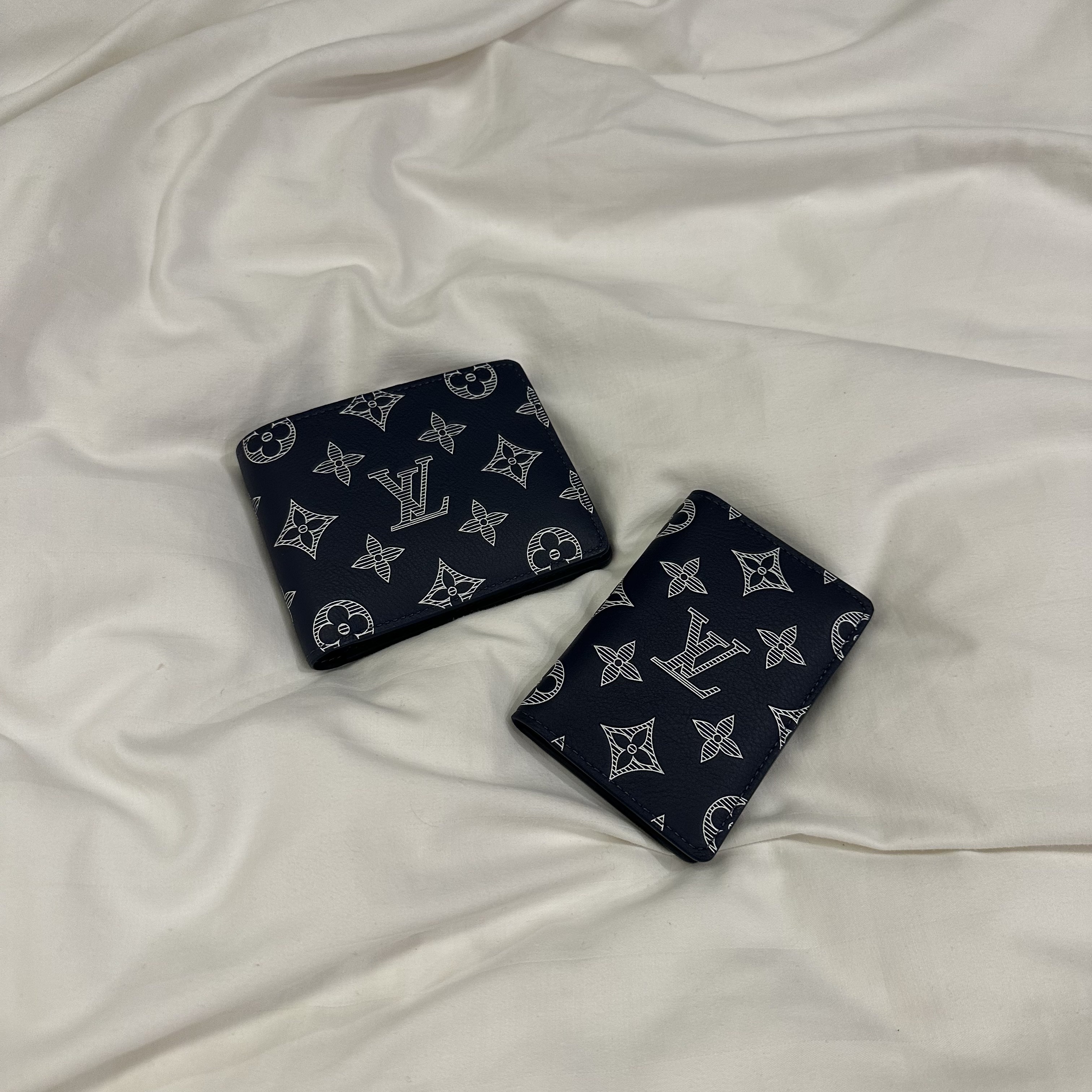 Louis Vuitton Pocket Organizer Monogram Shadow Navy Blue 착용 스타일