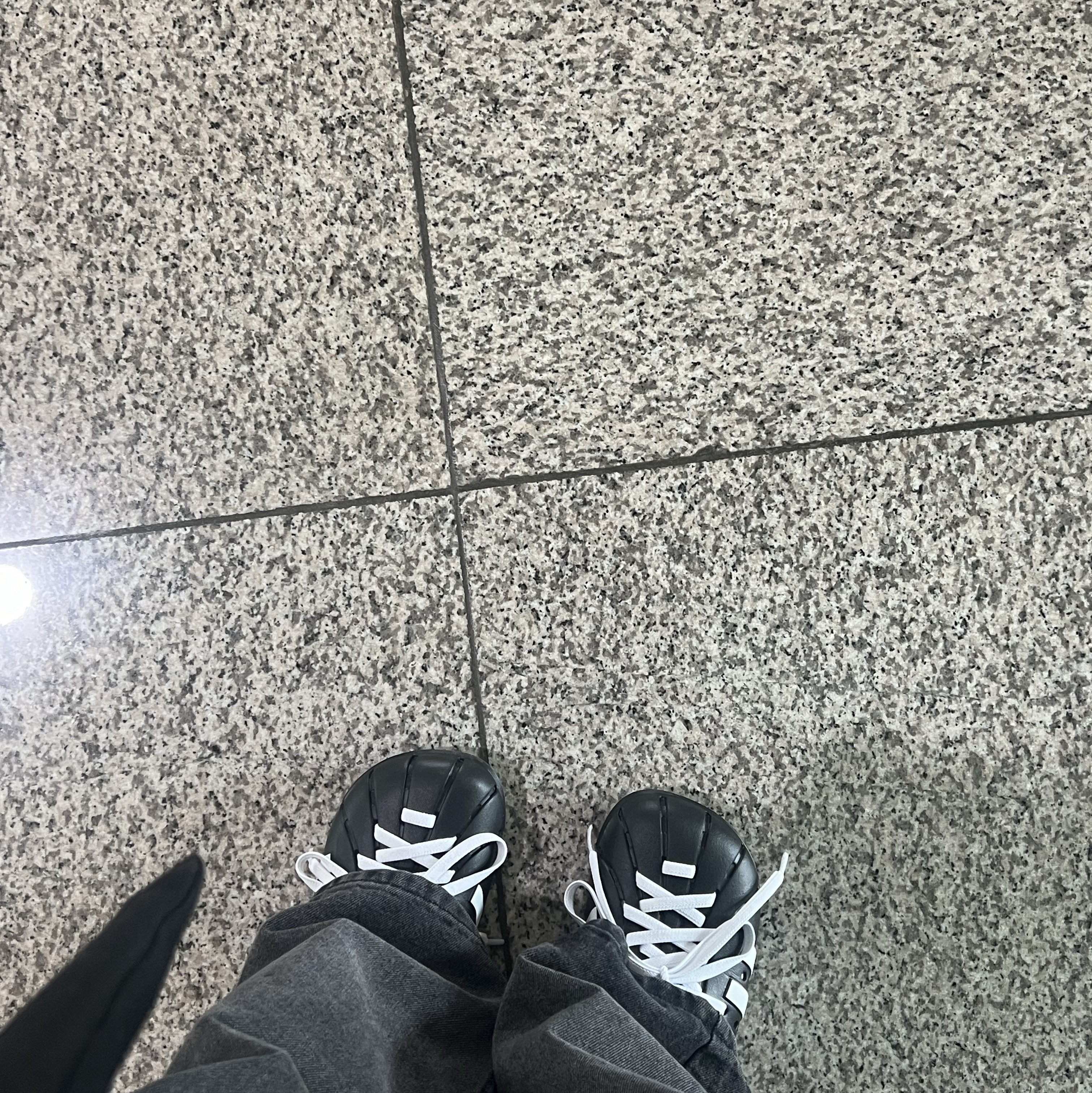 Adidas Adilette Clog Black White 착용 스타일