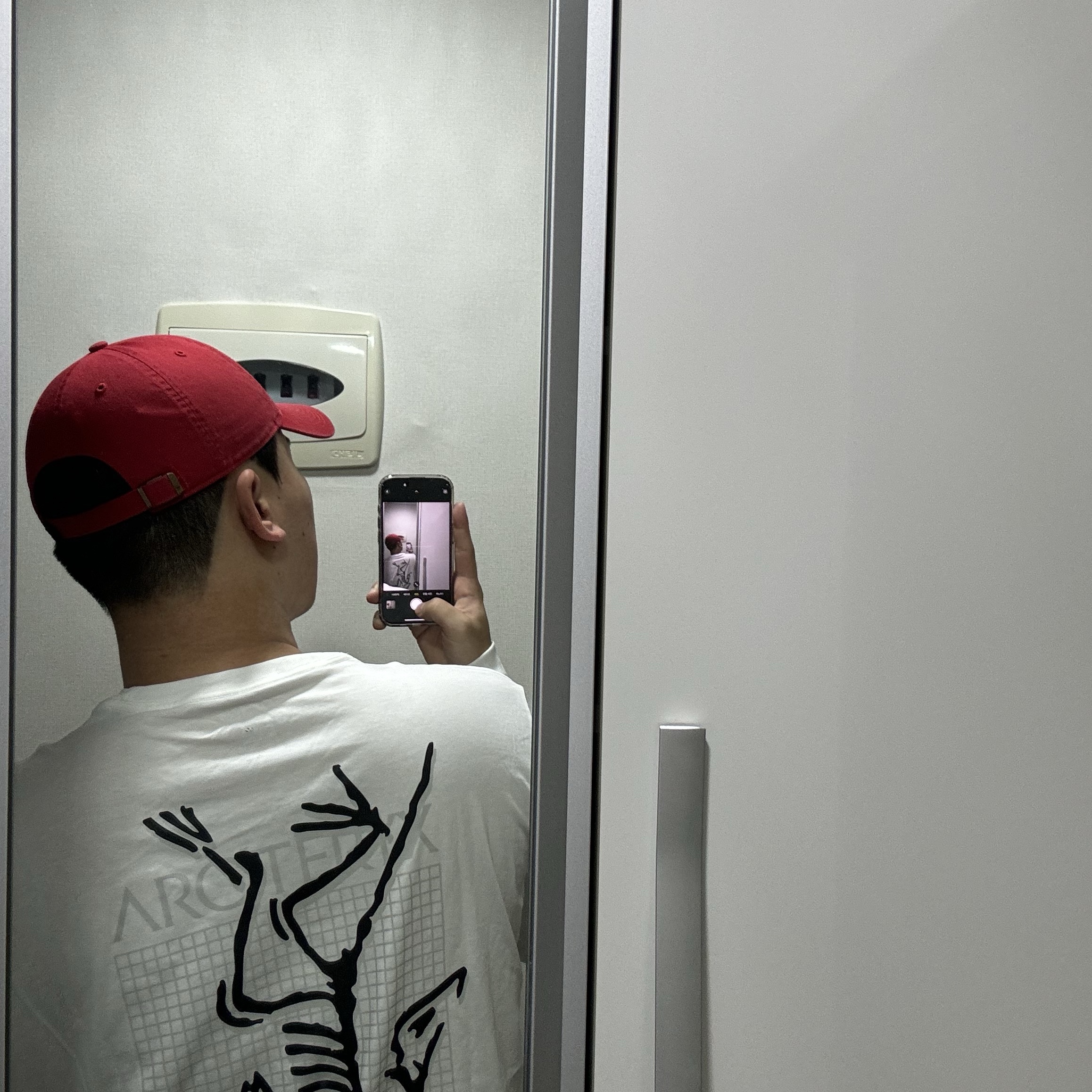 Arc'teryx Arc'Multi Bird Logo LS T-Shirt White Light 착용 스타일