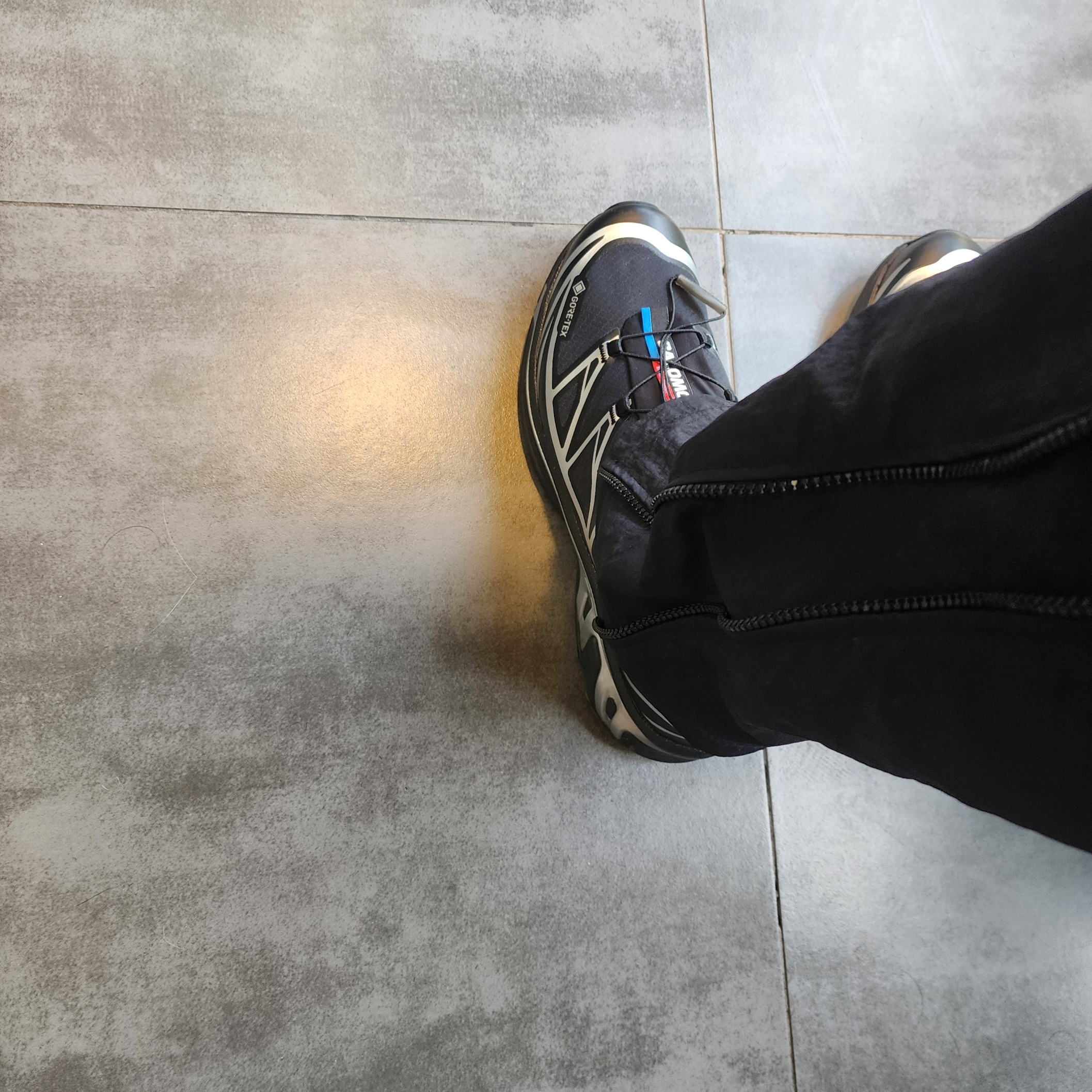 Salomon XT-6 GTX Black Silver 착용 스타일 - 3