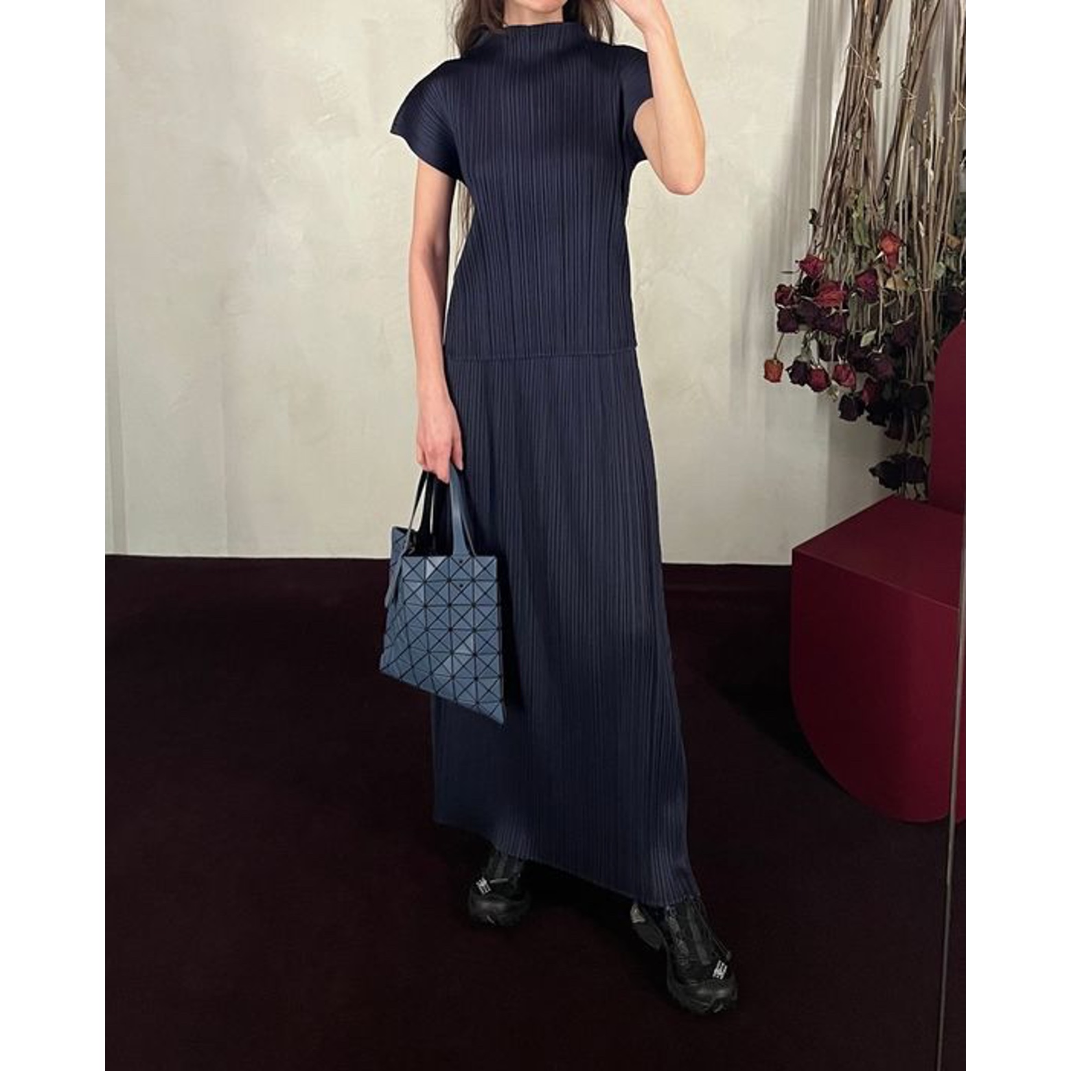 (W) Pleats Please Issey Miyake Mist Basics Top Black, Bao Bao Issey Miyake Lucent Metallic Tote Bag Silver 착용 스타일 - 8