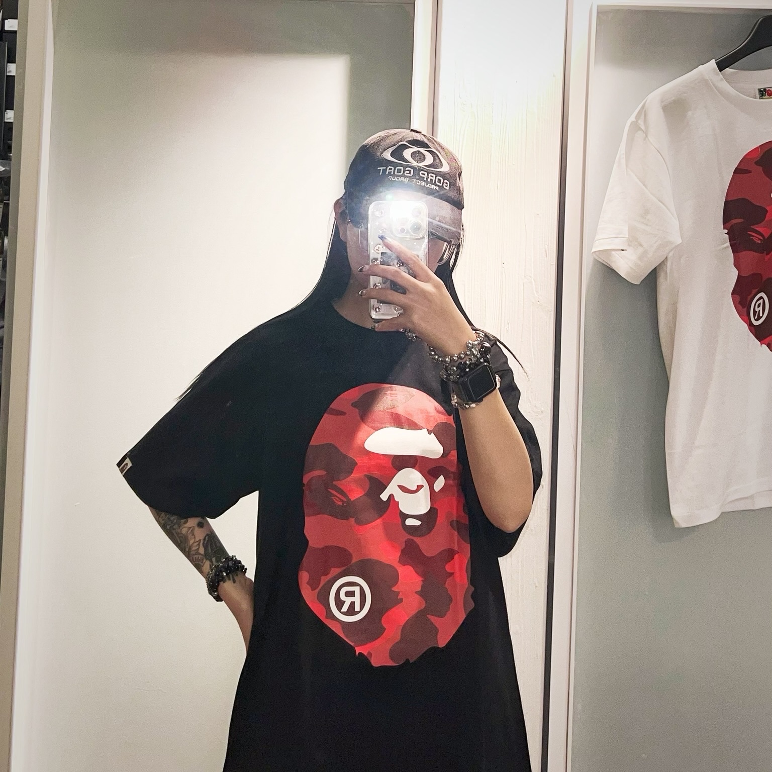 BAPE Color Camo Big Ape Head T-Shirt Black Red, BAPE Color Camo Big Ape Head T-Shirt White Red 착용 스타일 - 1