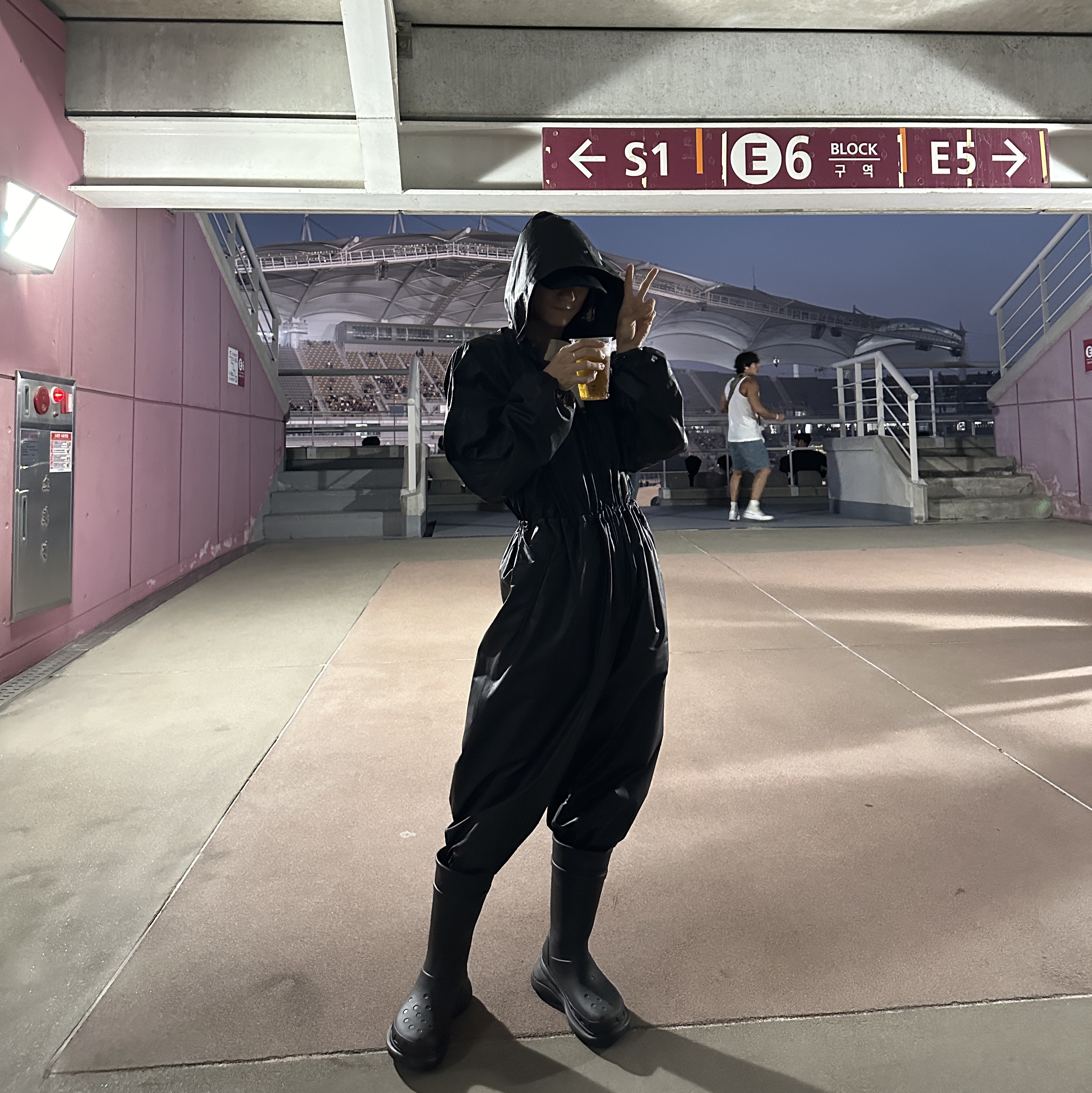 Yeezy Gap Engineered By Balenciaga Coated Cotton Overalls Black, Balenciaga x Crocs Rubber Boot Black 착용 스타일 - 2