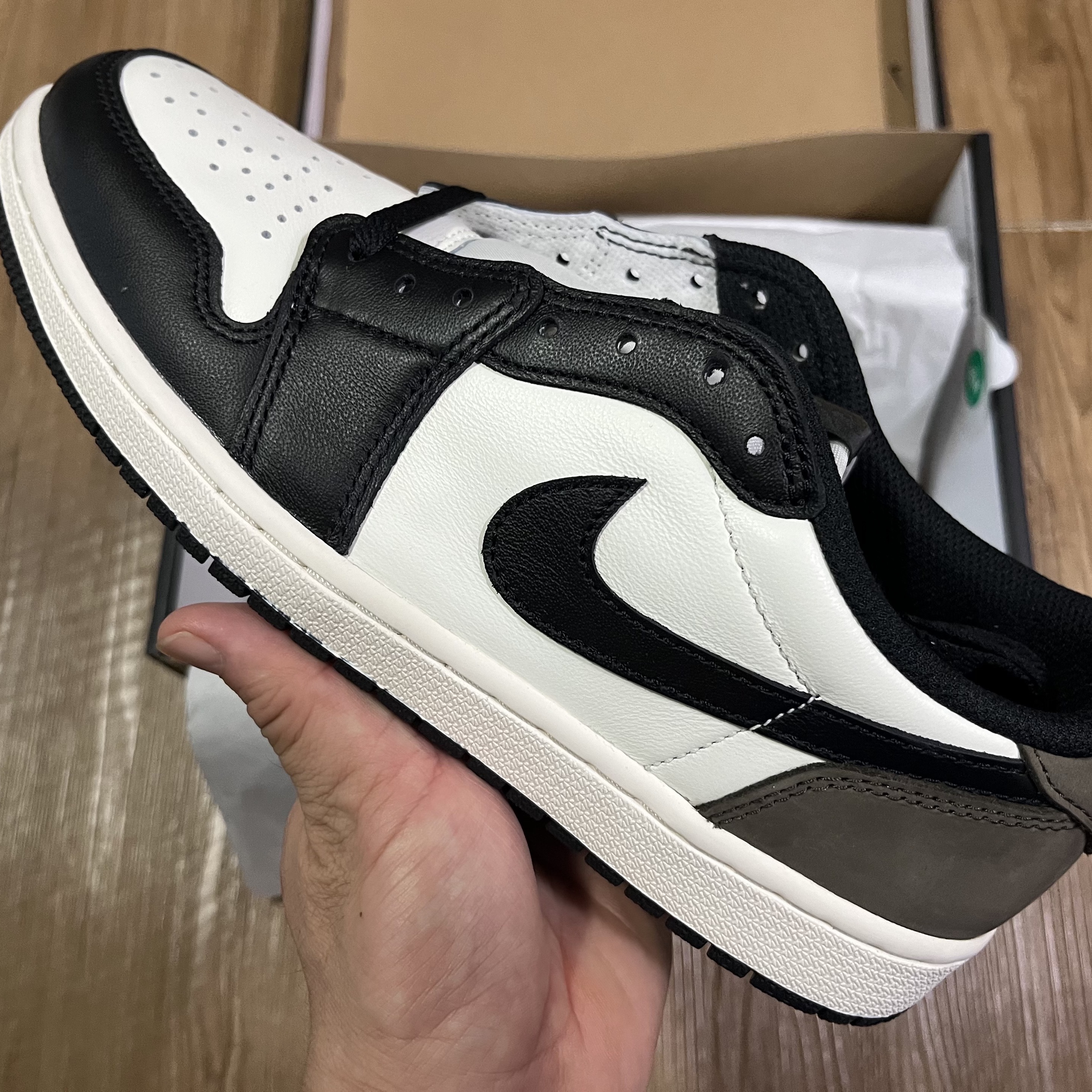 Jordan 1 Retro Low OG Mocha 착용 스타일 - 3