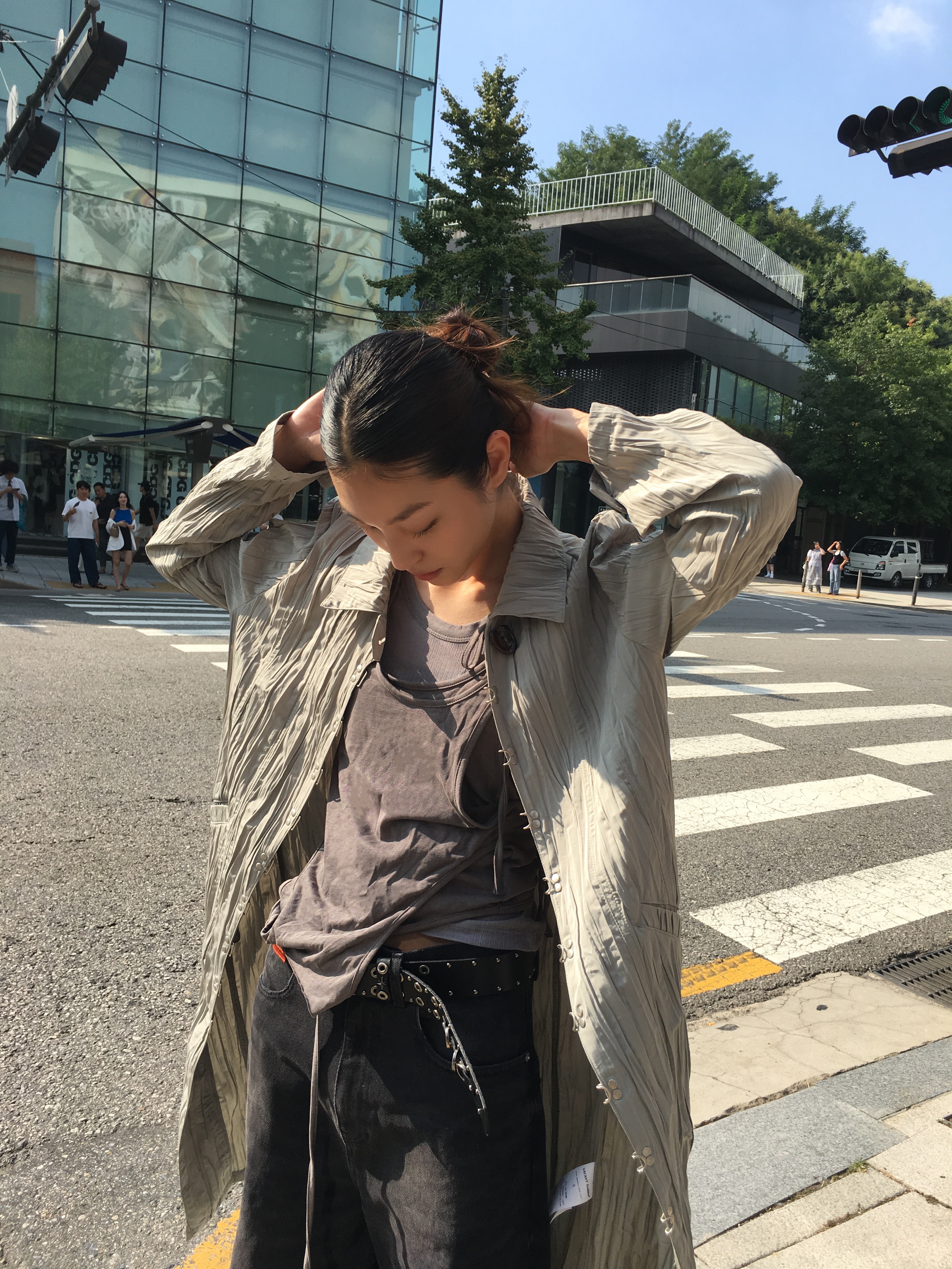 Vacant Archive Unisex Hadid Wrinkle Hook Coat Light Khaki, Vacant Archive Unisex Hadid Wrinkle Hook Coat Black 착용 스타일