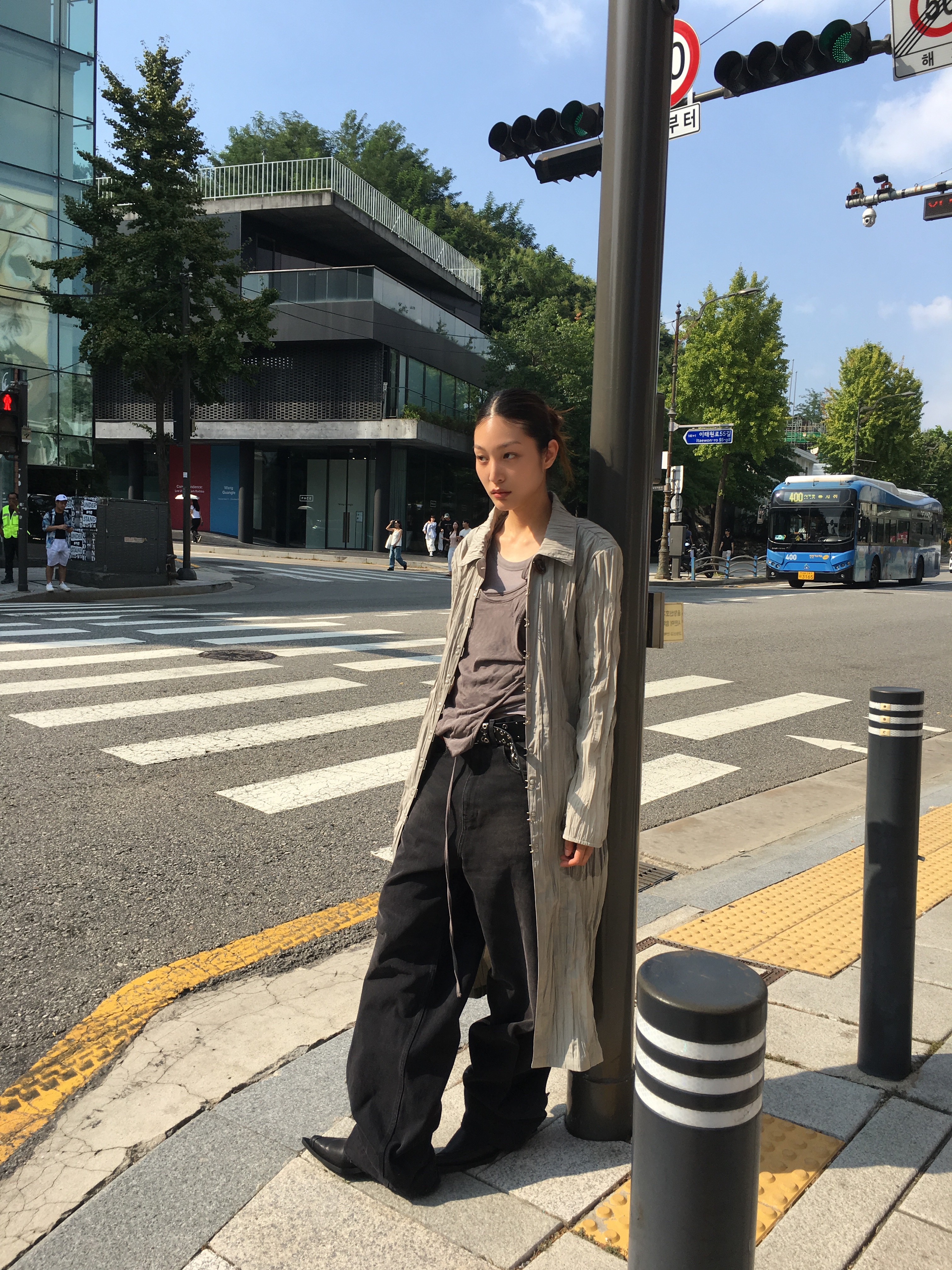 Vacant Archive Unisex Hadid Wrinkle Hook Coat Light Khaki, Vacant Archive Unisex Hadid Wrinkle Hook Coat Black 착용 스타일