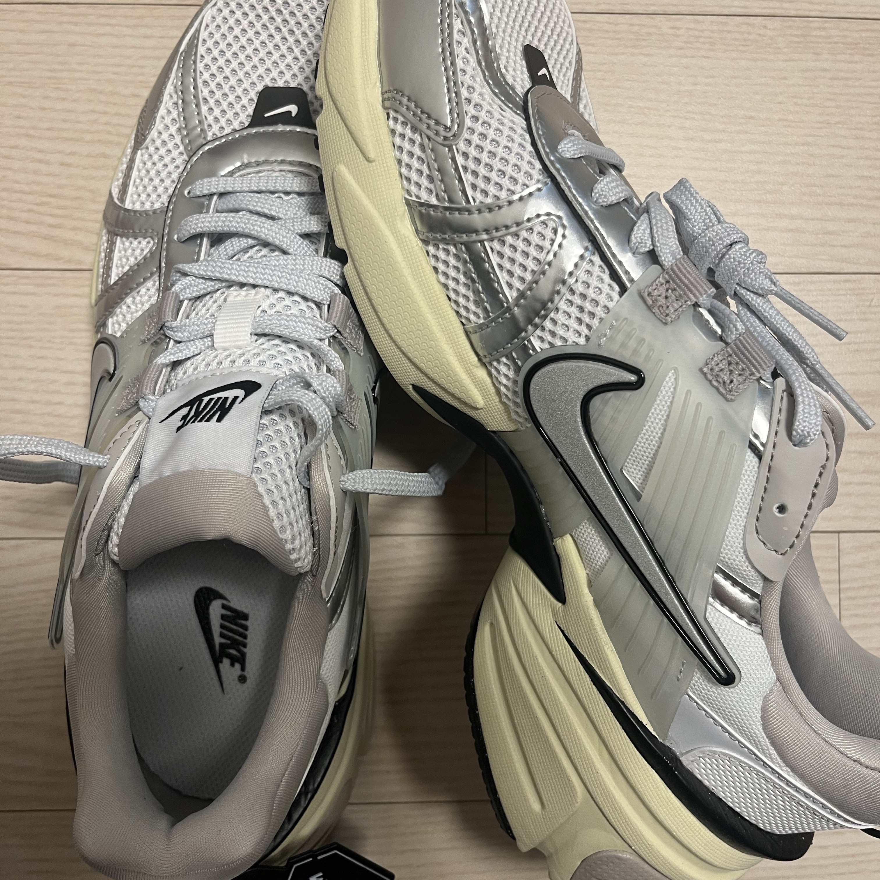 Nike V2K Run Summit White Metallic Silver 착용 스타일