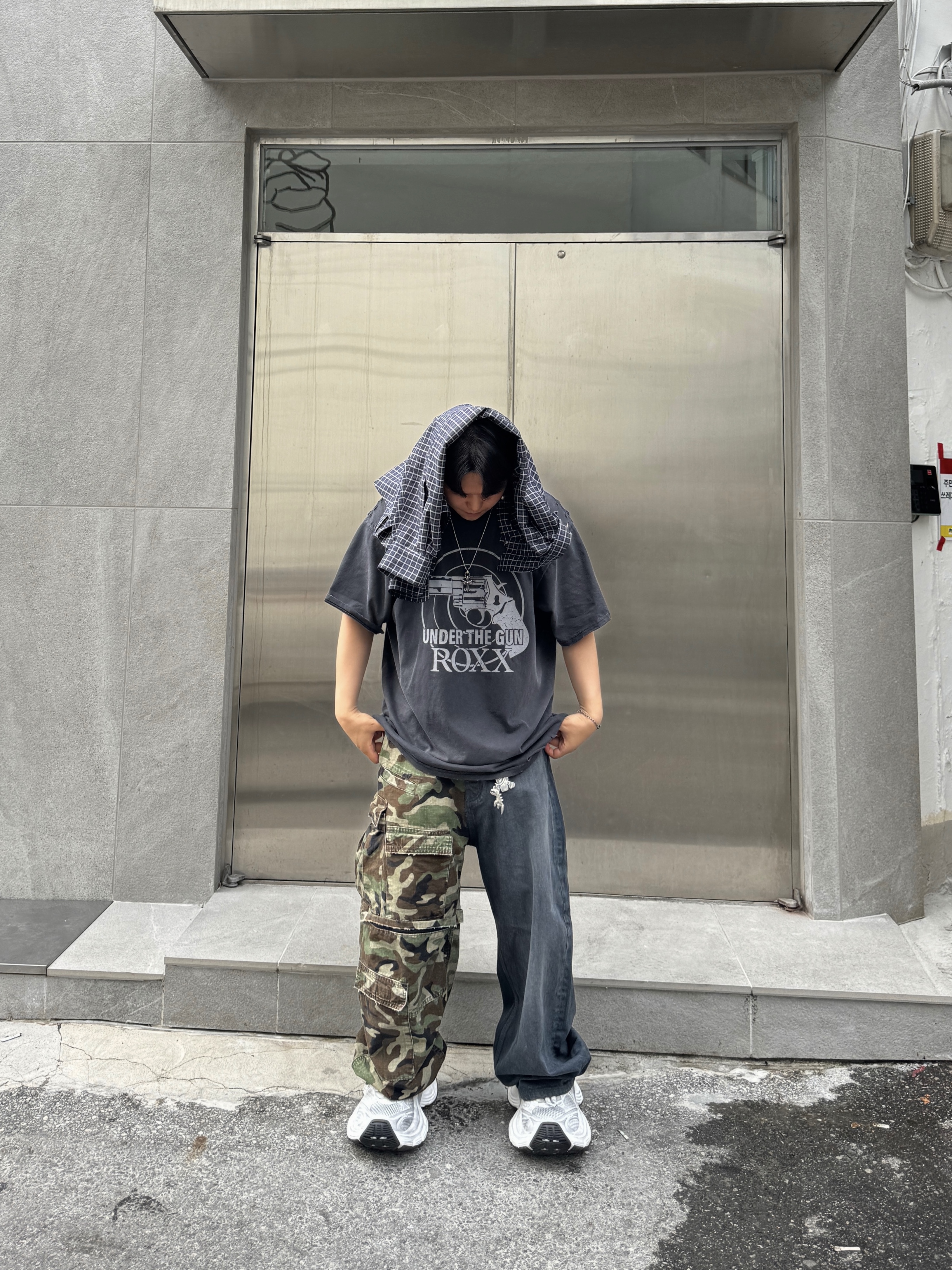 Balenciaga Dark Camo Hybrid Baggy Pants Dark Blue, Balenciaga 10XL Sneakers White Grey Silver Black 착용 스타일