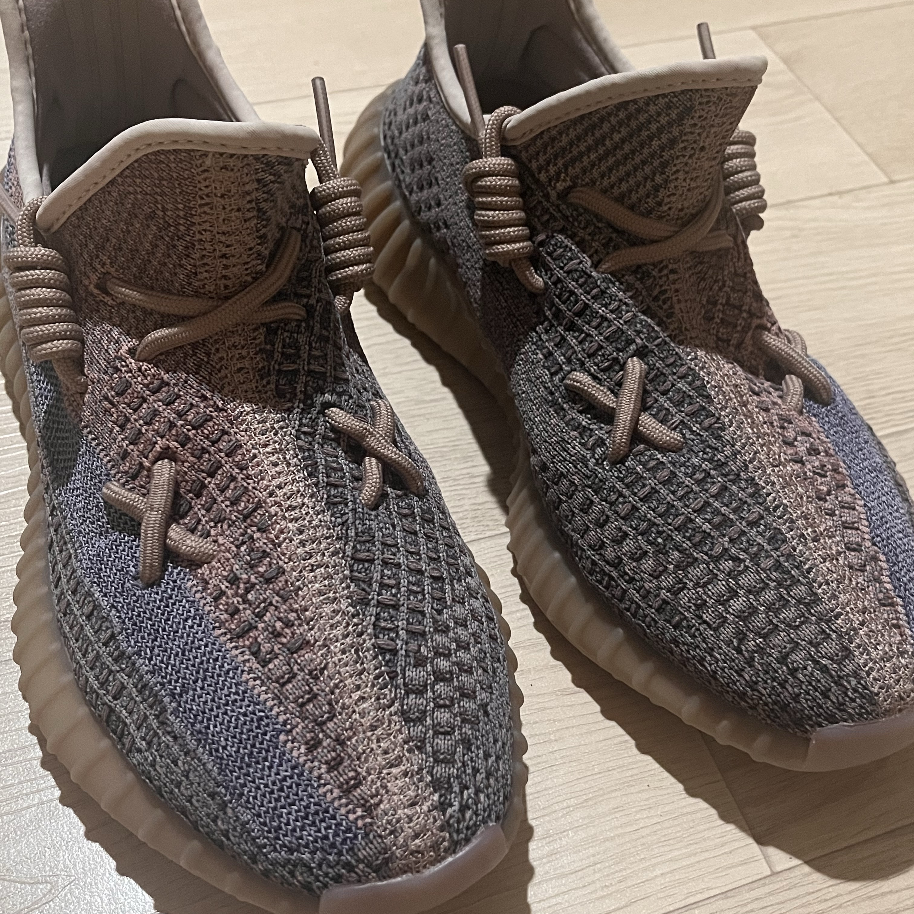 Adidas Yeezy Boost 350 V2 Fade 착용 스타일