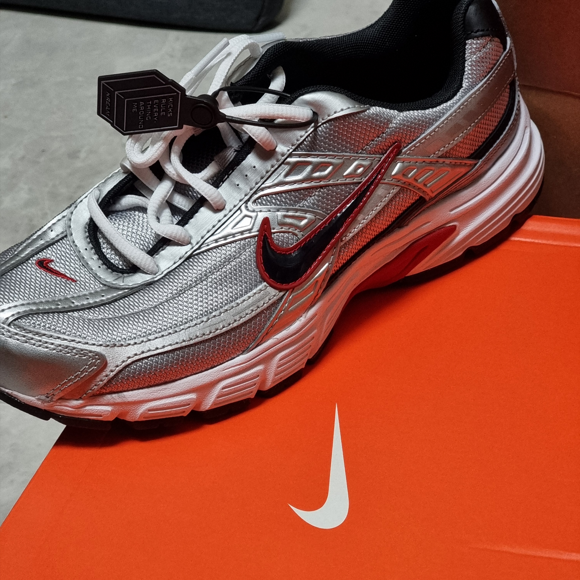 Nike Initiator Metallic Silver Black 착용 스타일
