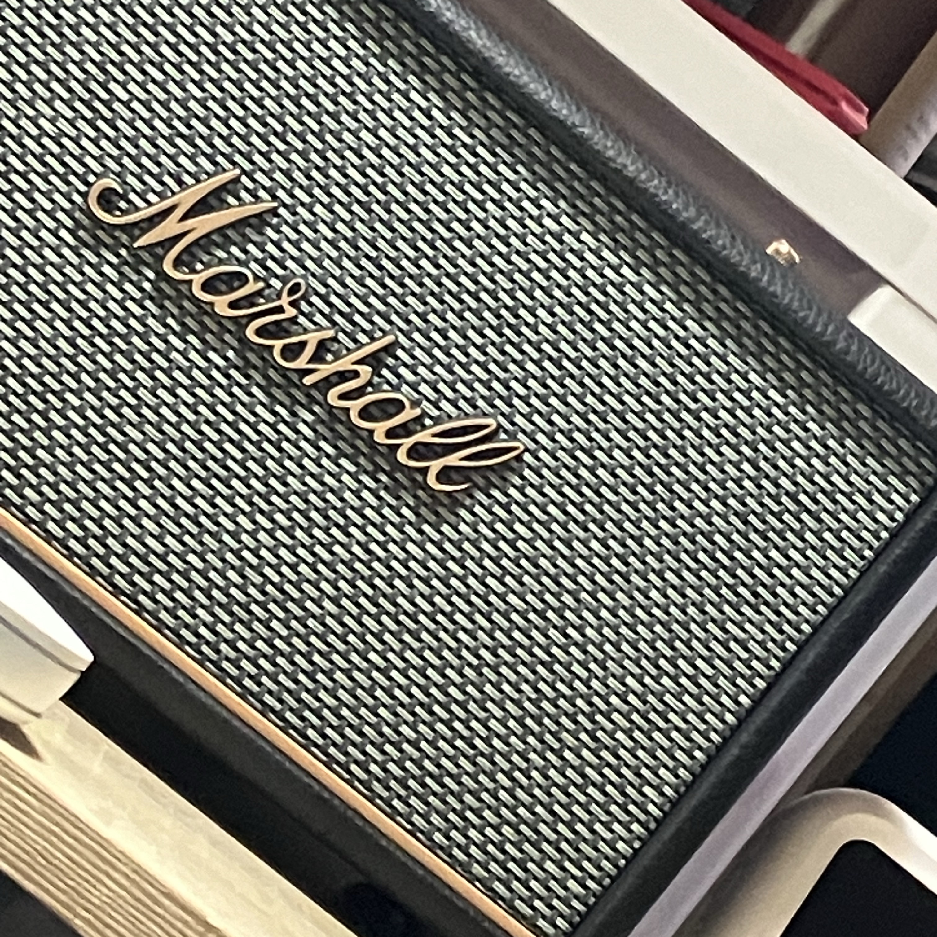 Marshall Acton III Bluetooth Black (Korean Ver.) 착용 스타일