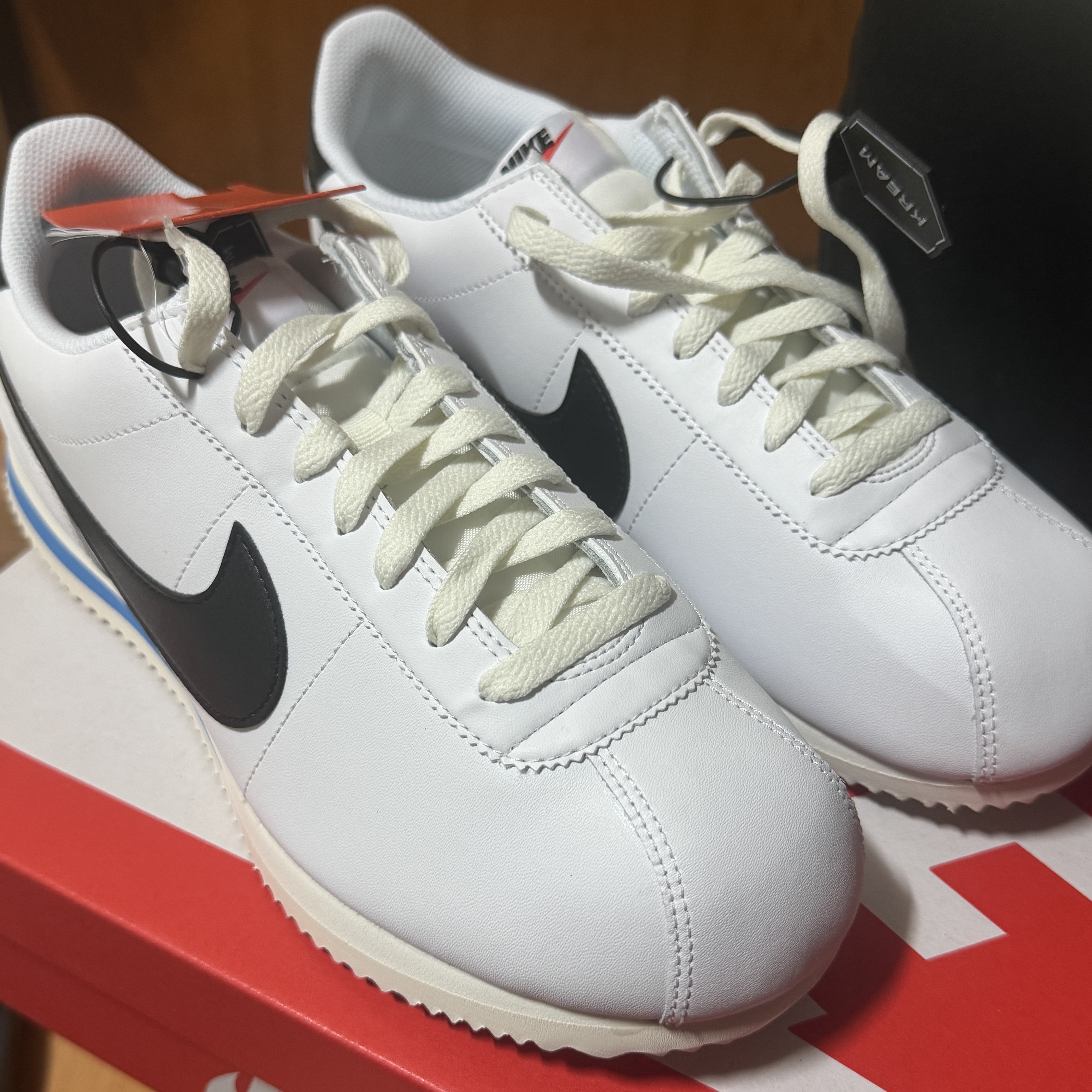 Nike Cortez White and Black 착용 스타일